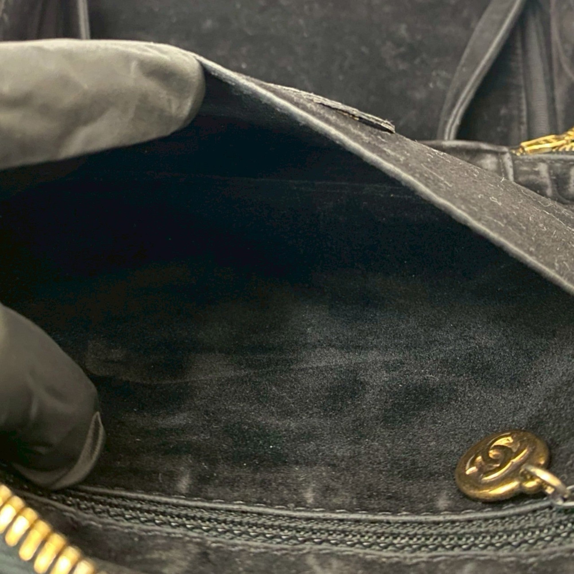 Chanel Black Grained Calfskin Handbag Shoulder Bag (Pre-Owned)
