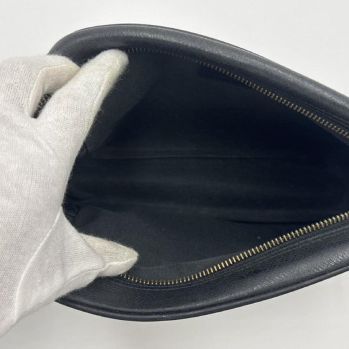 Louis Vuitton Ardoise Black Taiga Leather Clutch Bag (Pre-Owned)