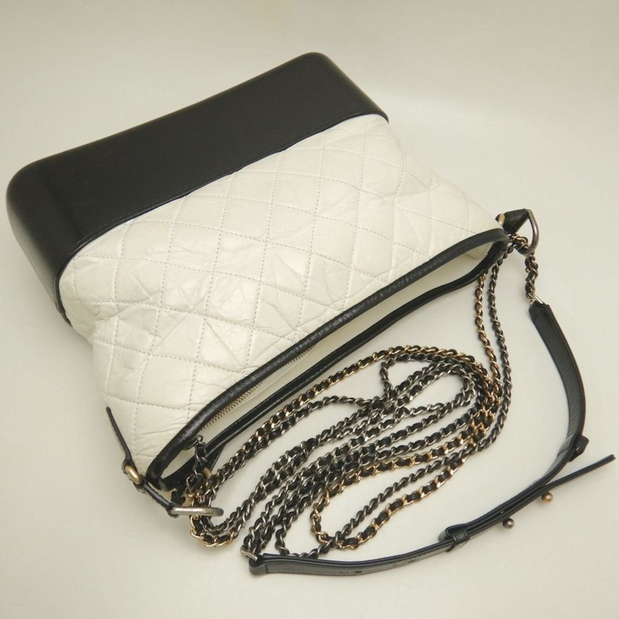 Chanel Black White Leather Shoulder Bag (Pre-Owned)