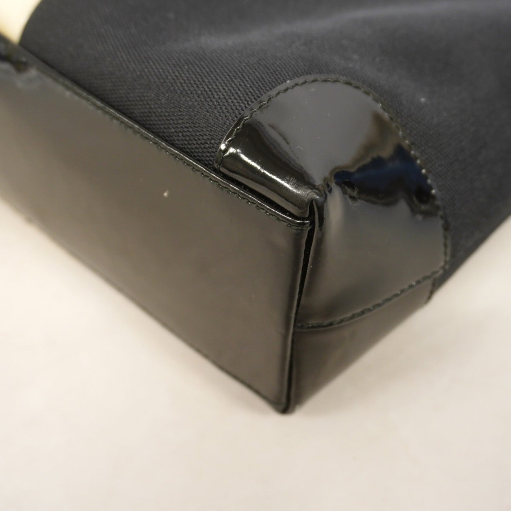 Gucci Black White Canvas Handbag (Pre-Owned)
