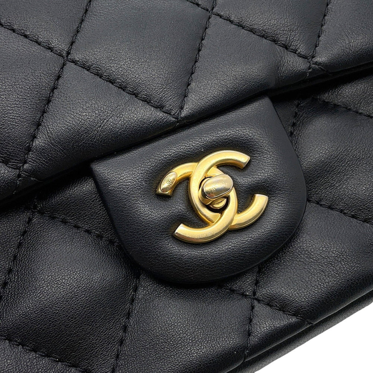Chanel Black Leather Shoulder Bag (Pre-Owned)