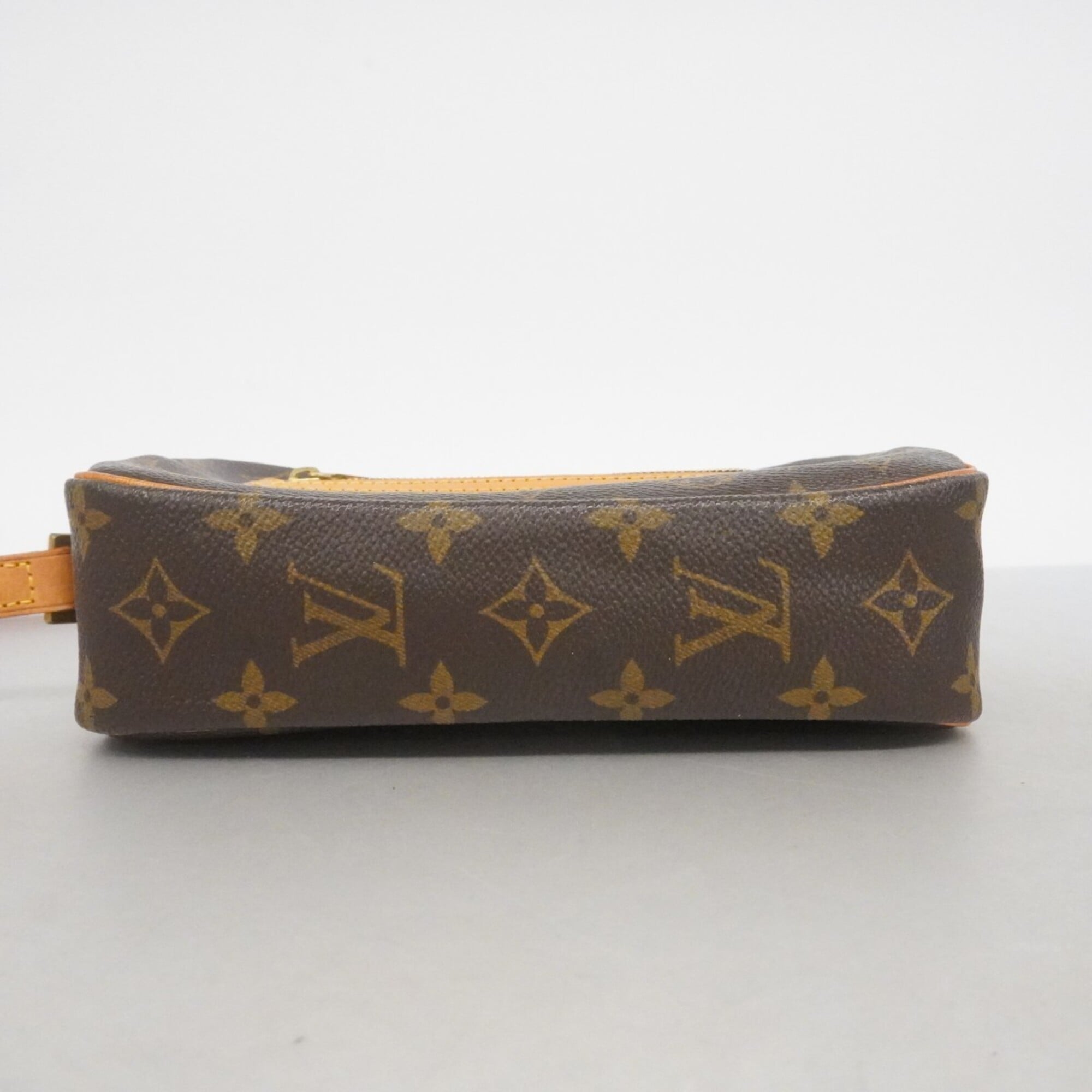 Louis Vuitton Brown Shoulder Bag (Pre-Owned)