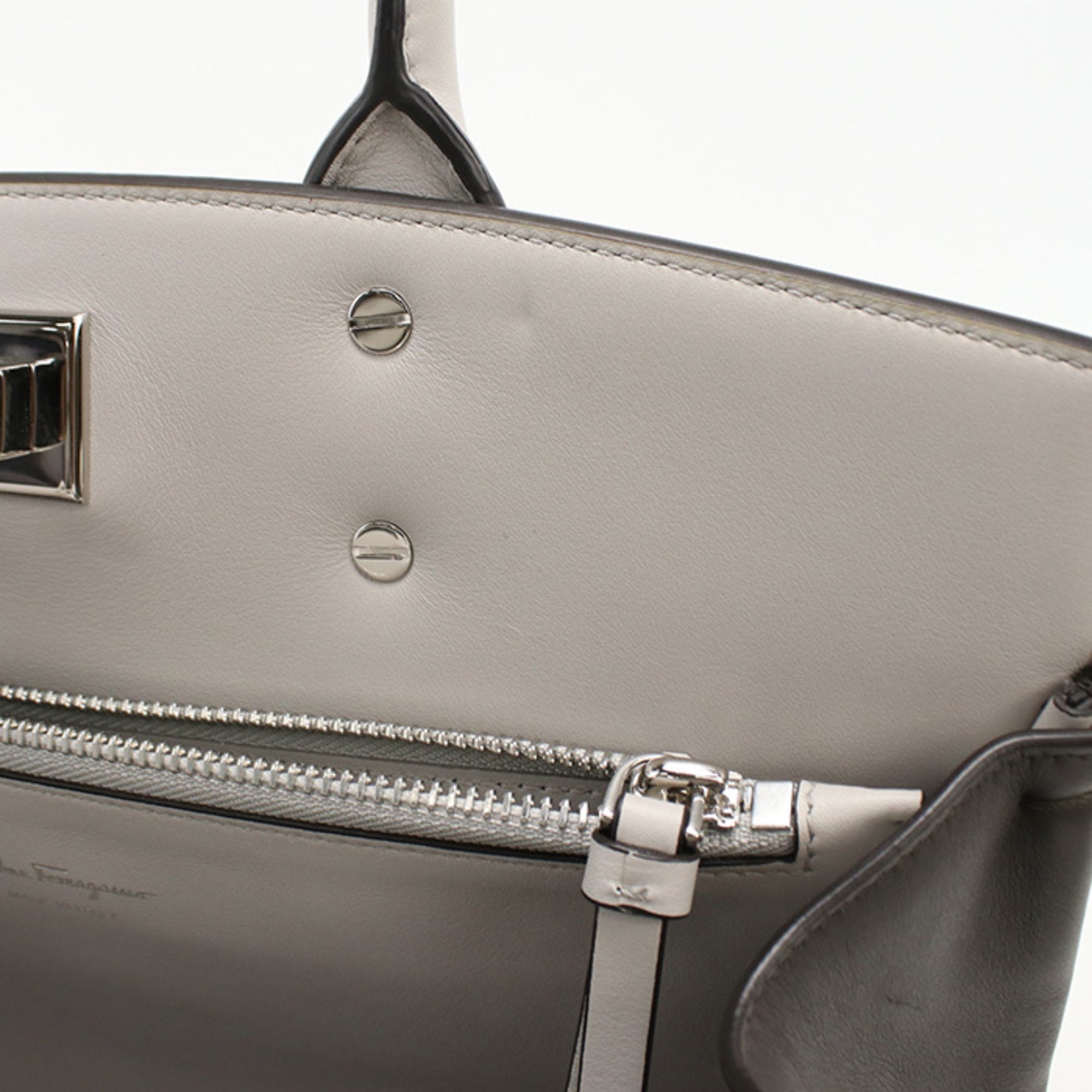 Salvatore Ferragamo Gray Leather Handbag (Pre-Owned)