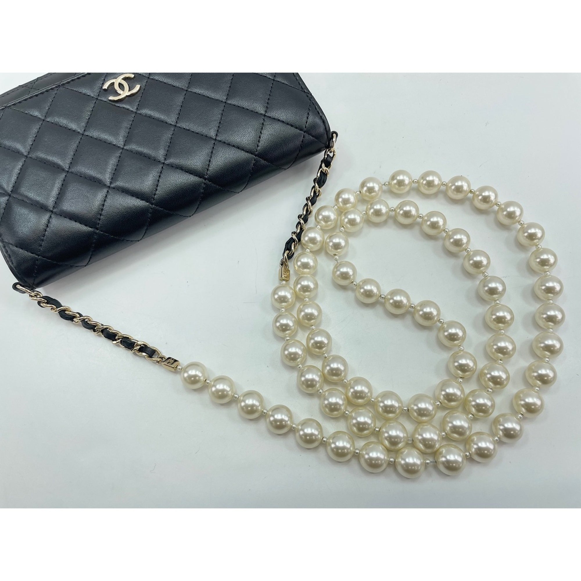 Chanel Black Shoulder Bag (Pre-Owned)