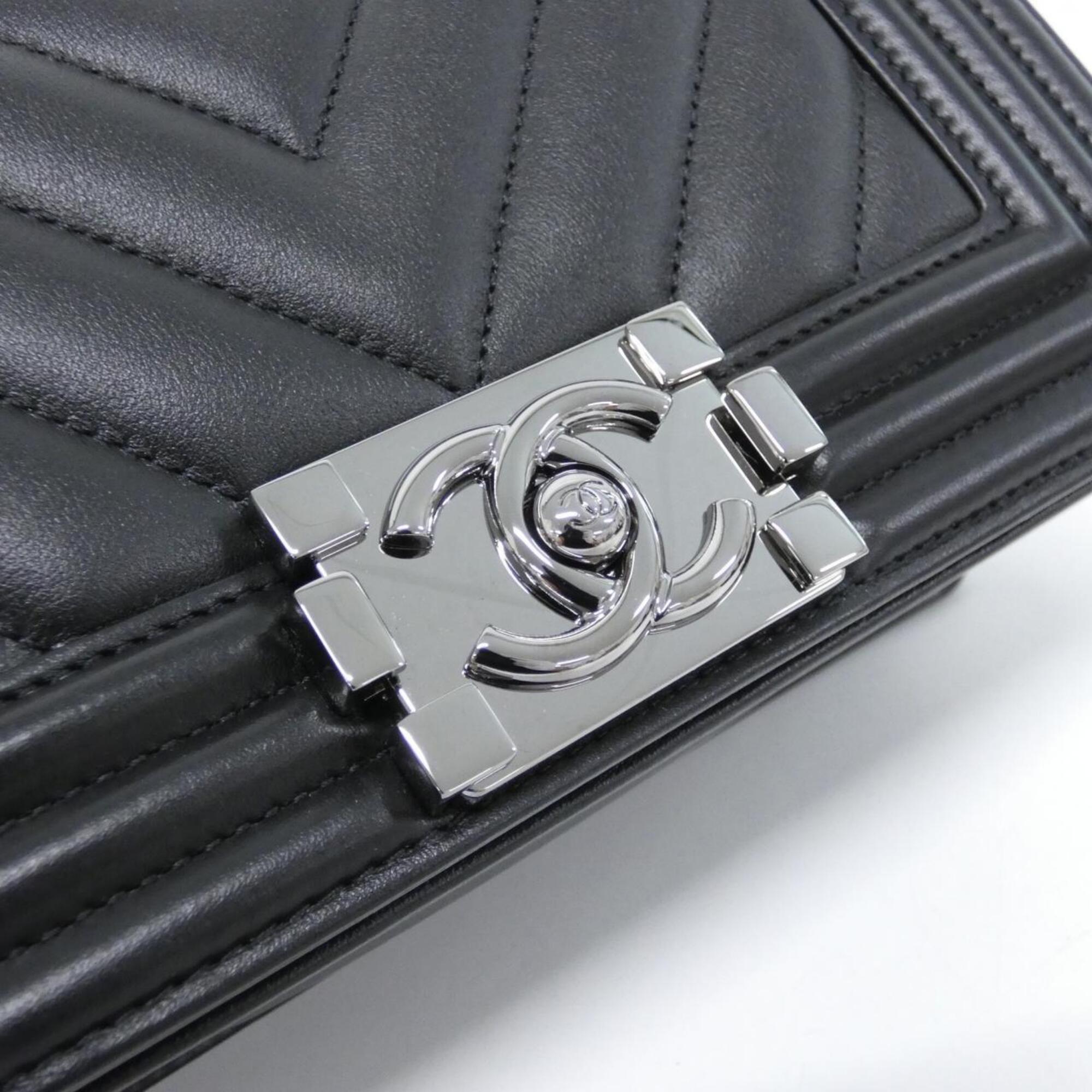 Chanel Black Leather Shoulder Bag (Pre-Owned)