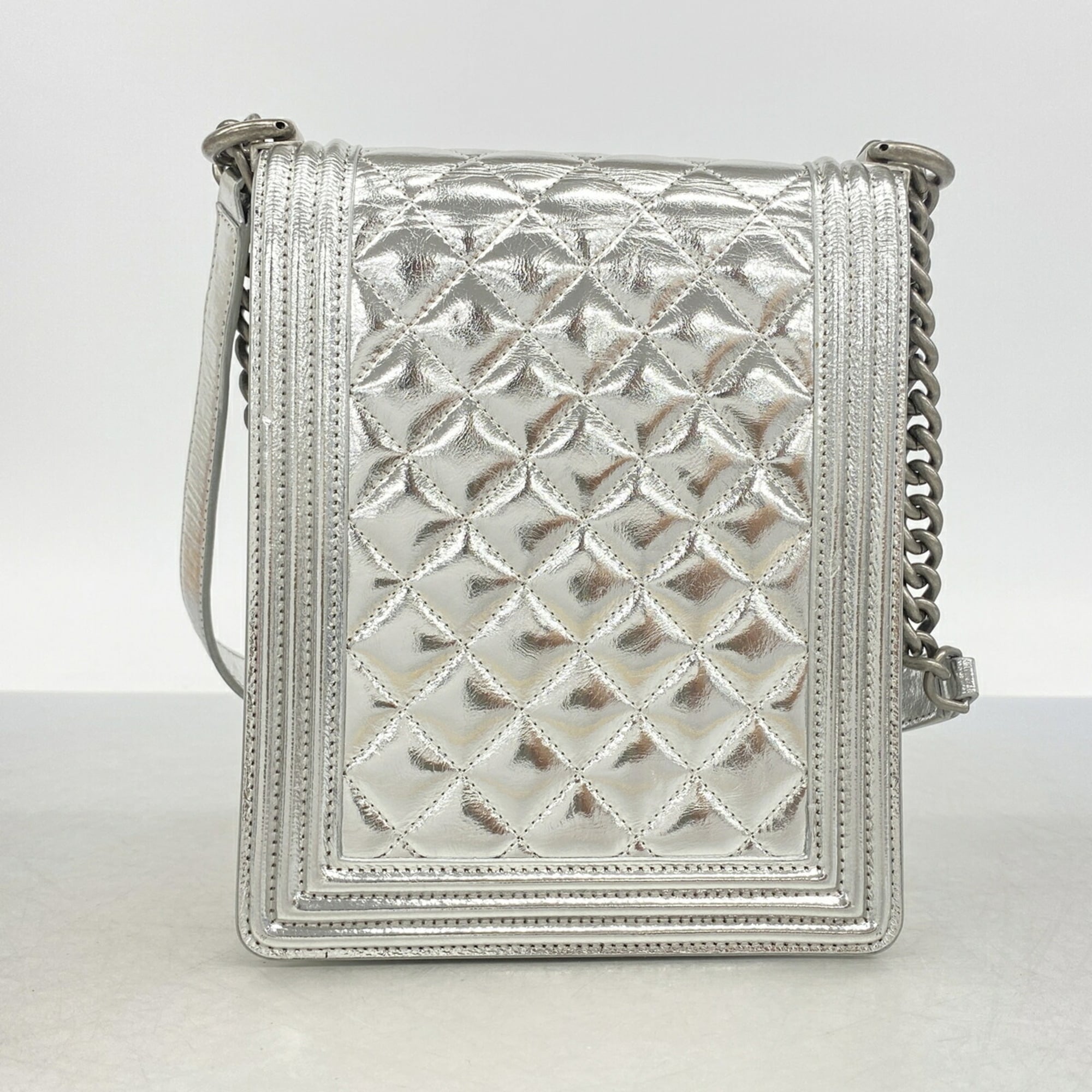 Chanel Silver Leather Shoulder Bag (Pre-Owned)