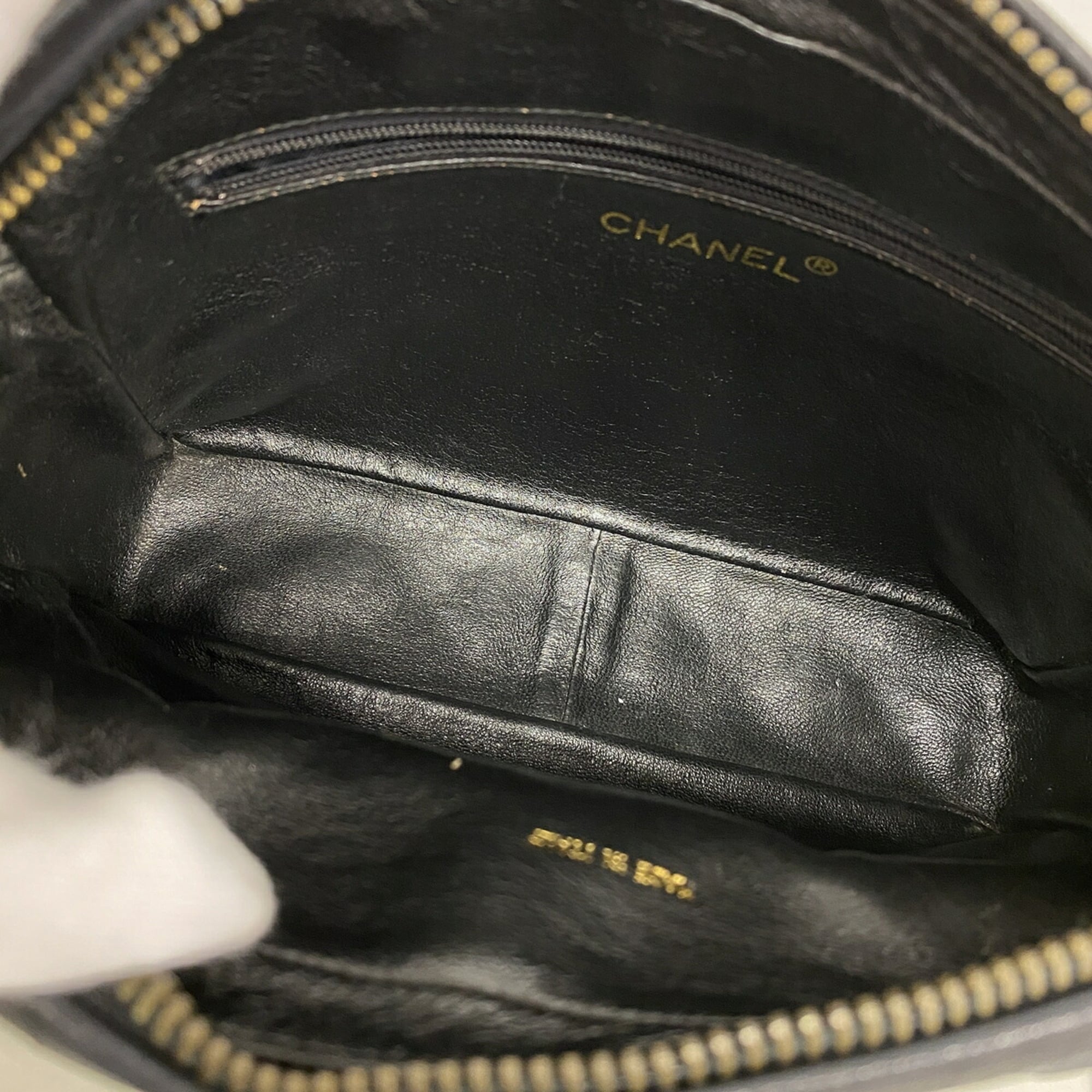 Chanel Black Leather Shoulder Bag (Pre-Owned)