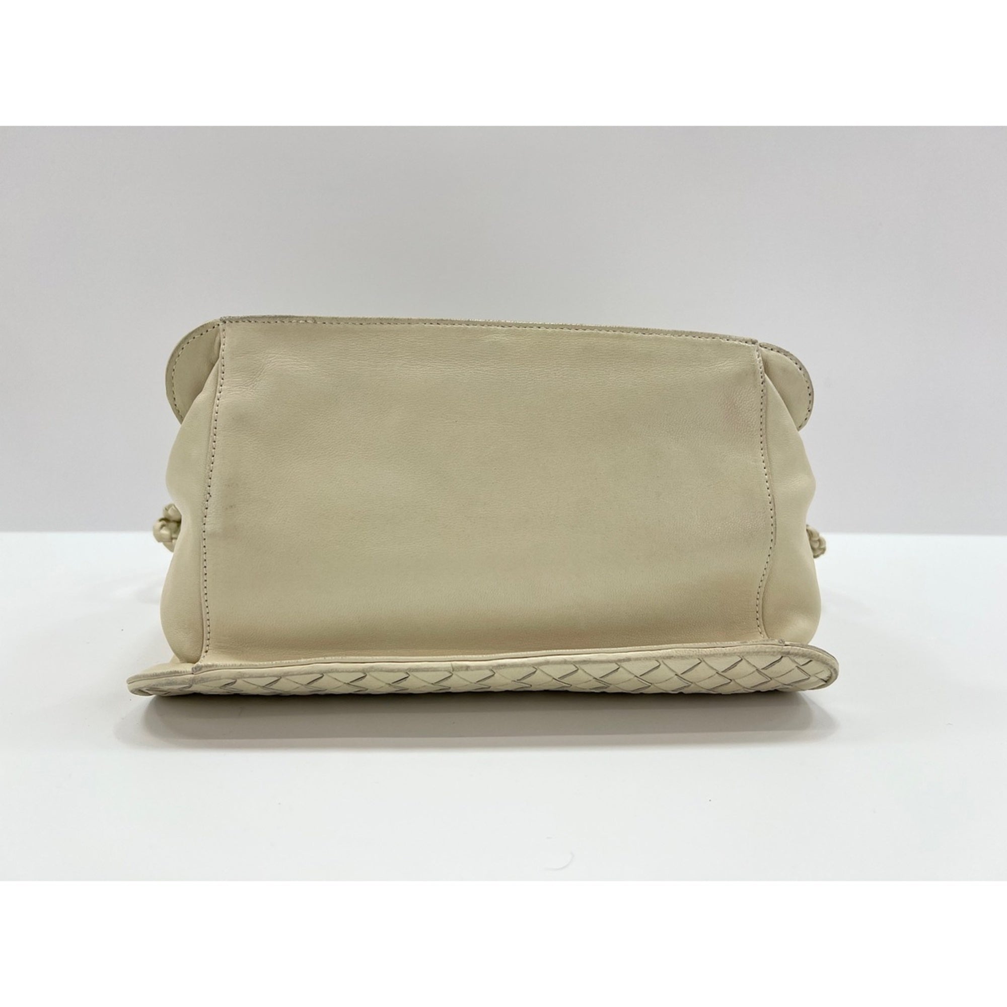 Bottega Veneta White Shoulder Bag (Pre-Owned)