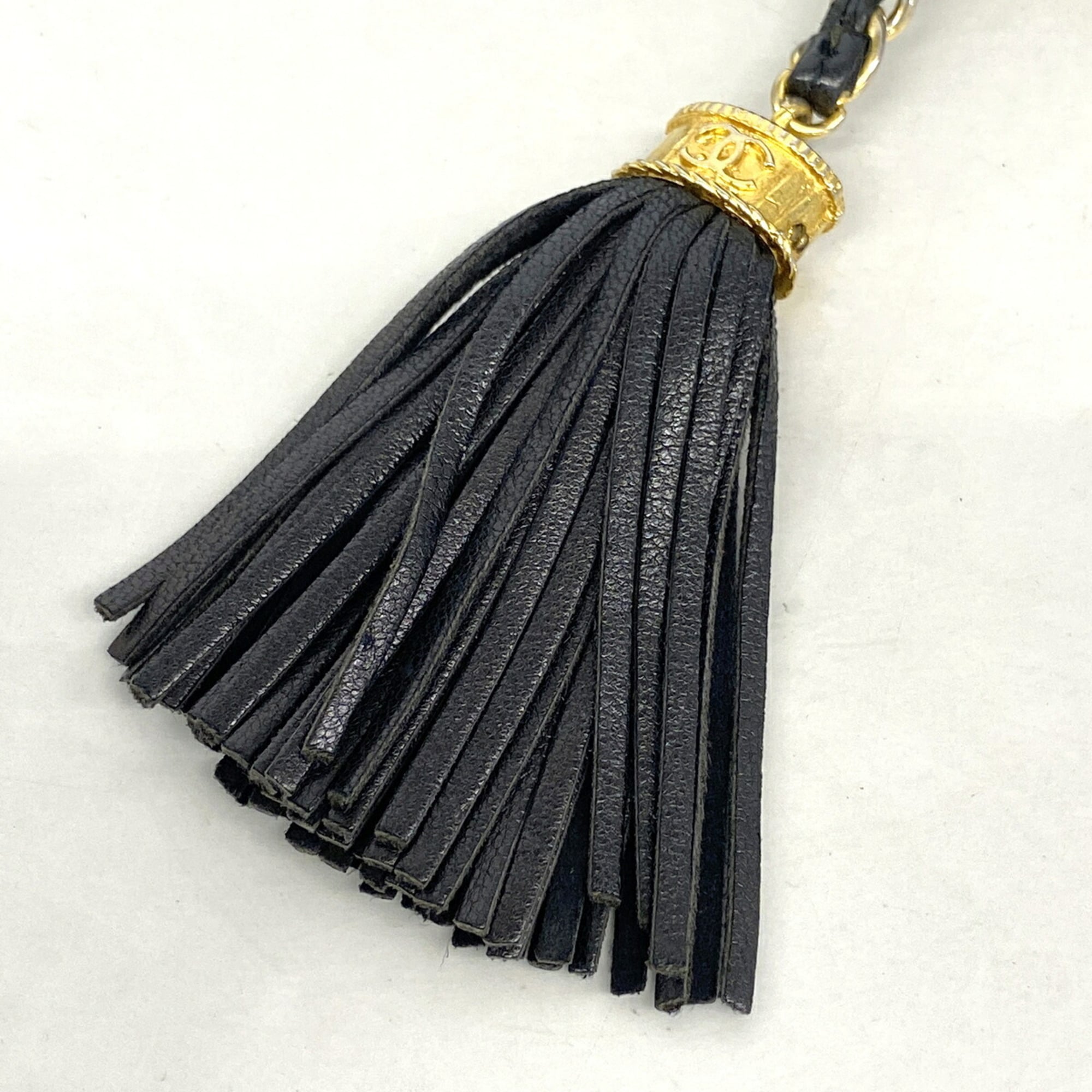 Chanel Black Leather Shoulder Bag (Pre-Owned)
