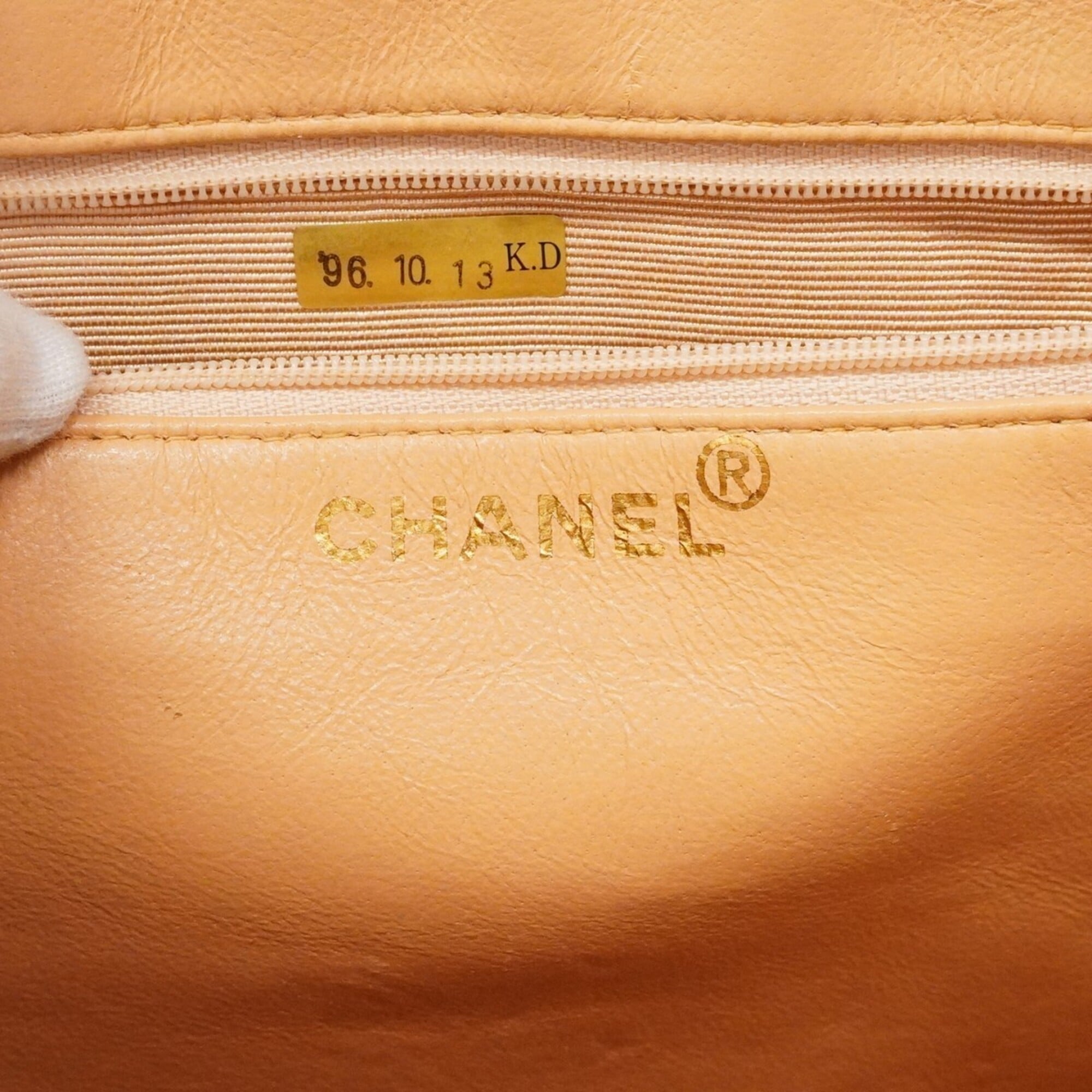 Chanel Beige Leather Handbag (Pre-Owned)