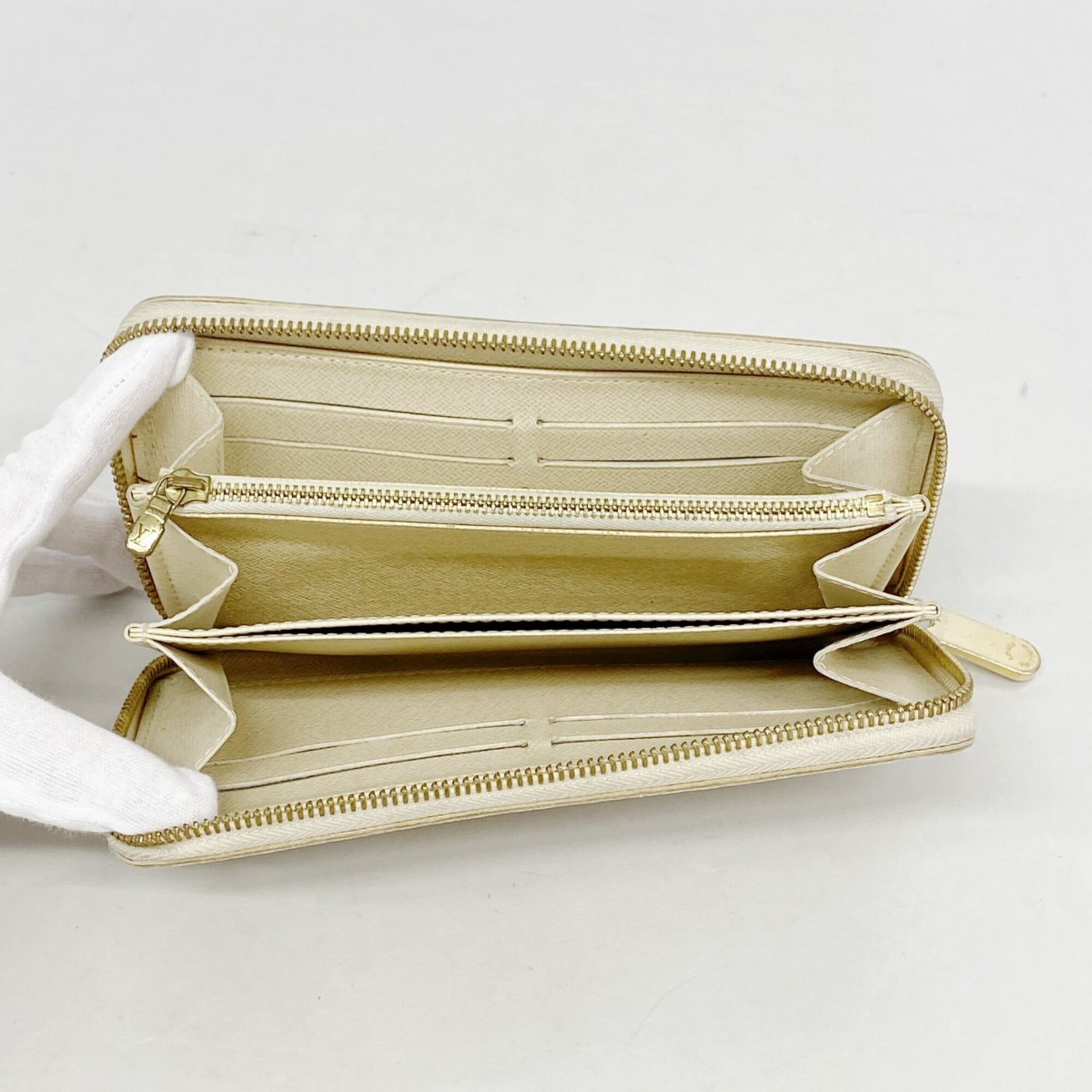 Louis Vuitton White Long Wallet (Bi-Fold) (Pre-Owned)