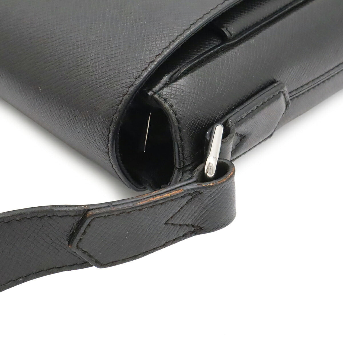 Louis Vuitton Taiga Black Noir Taiga Leather Handbag Shoulder Bag (Pre-Owned)