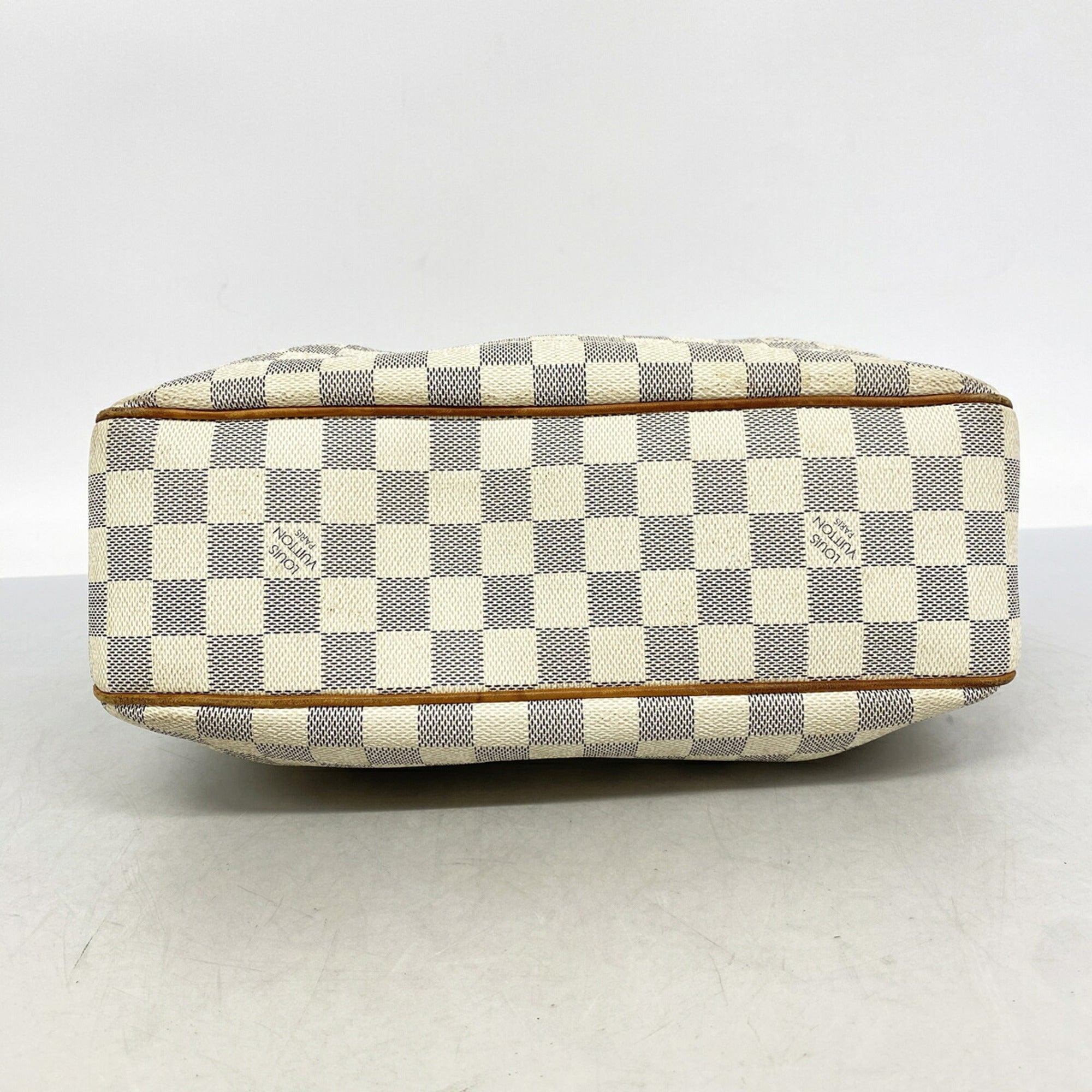 Louis Vuitton White Shoulder Bag (Pre-Owned)