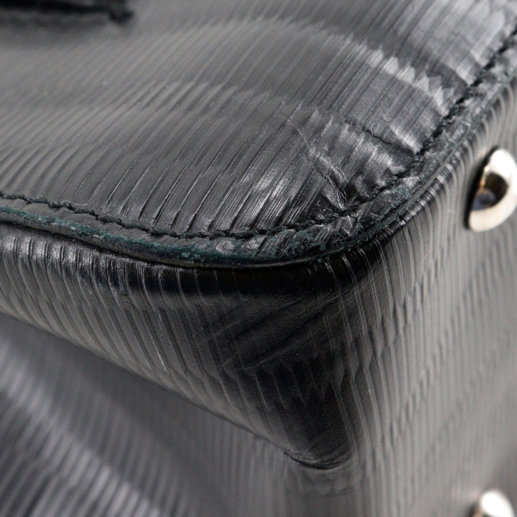 Salvatore Ferragamo Gancini Black Leather Shoulder Bag (Pre-Owned)