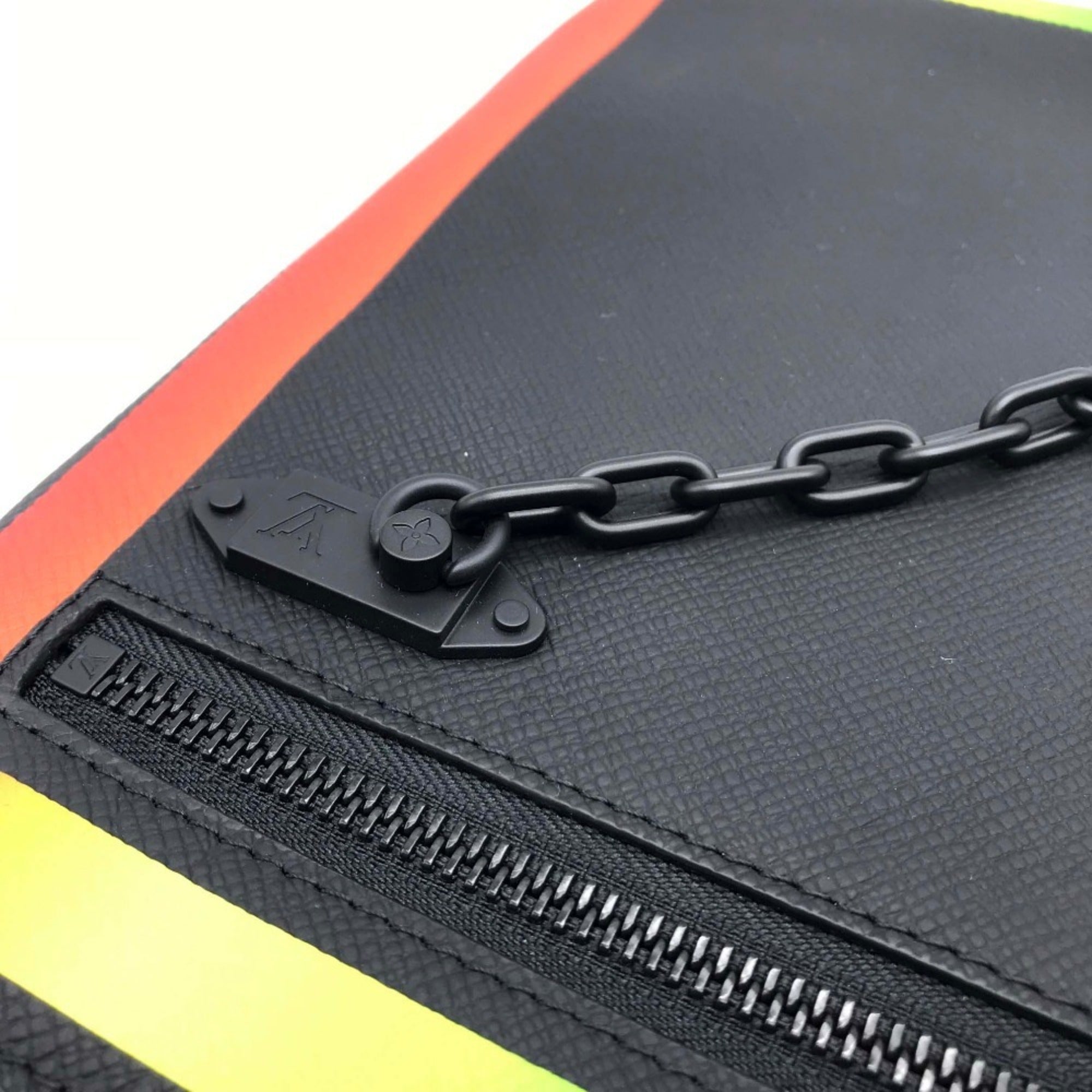 Louis Vuitton Noir Taiga Leather Clutch Bag (Pre-Owned)
