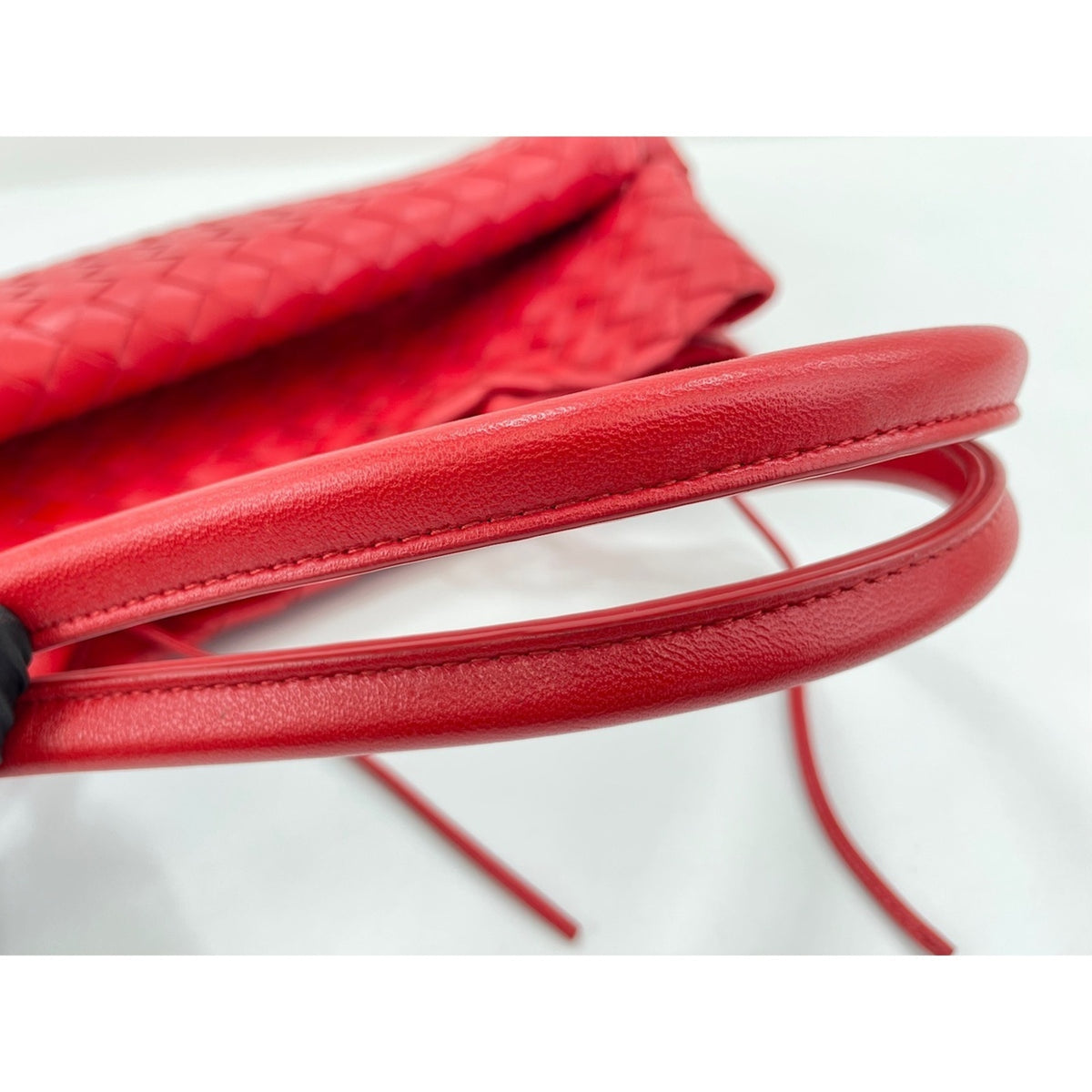 Bottega Veneta Red Color Handbag (Pre-Owned)