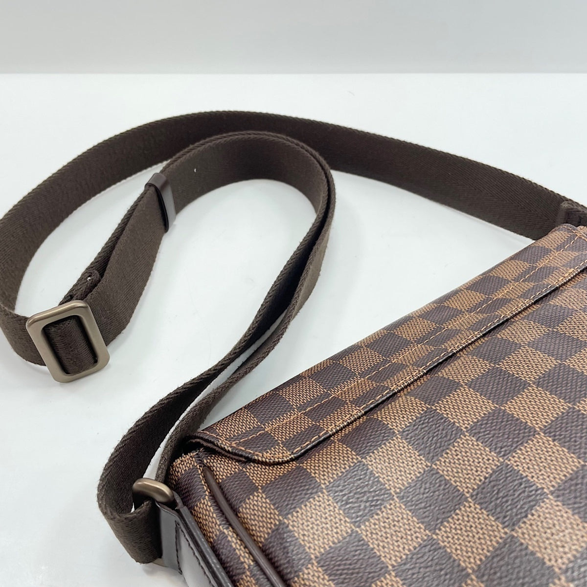Louis Vuitton Brown Shoulder Bag (Pre-Owned)