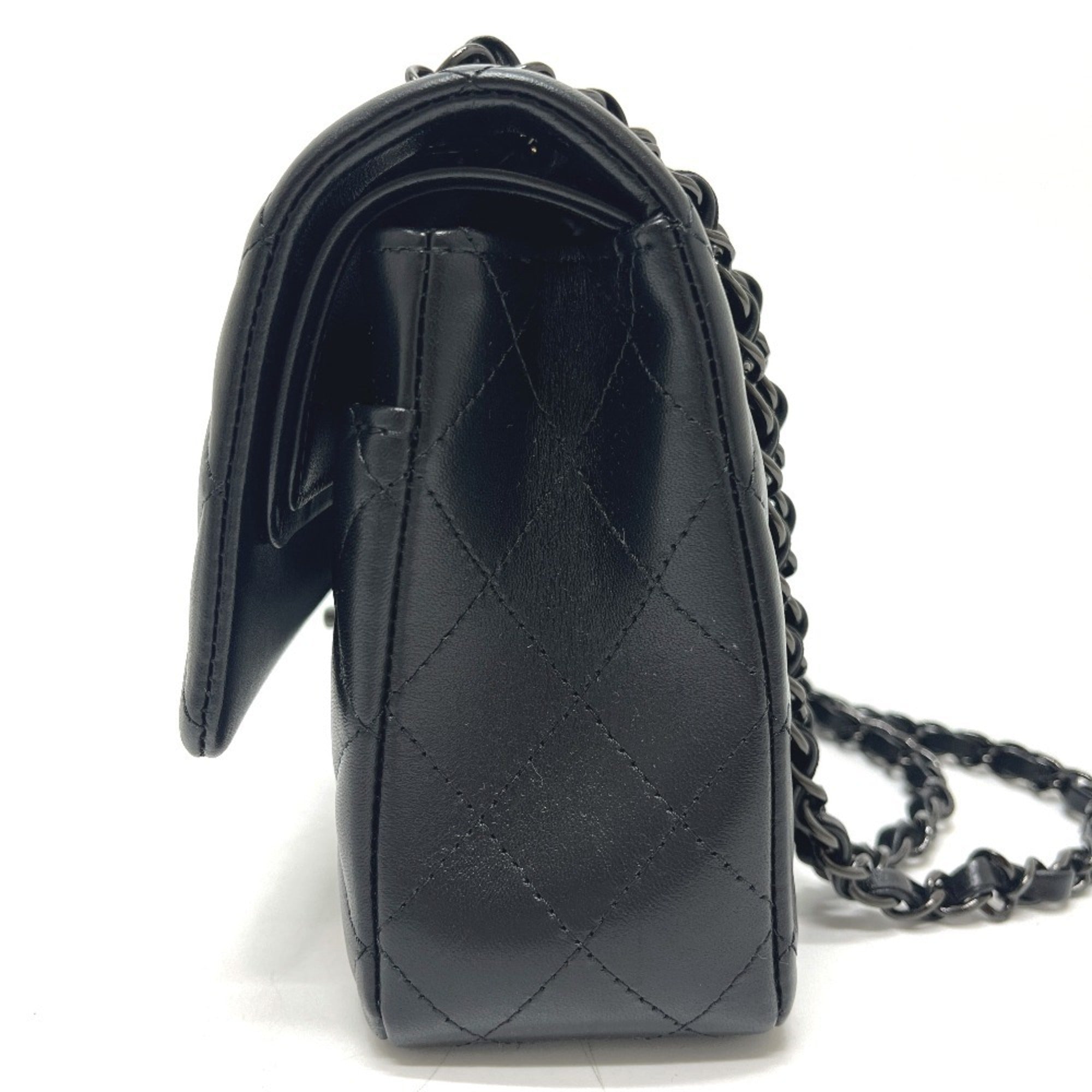 Chanel Black Leather Shoulder Bag (Pre-Owned)
