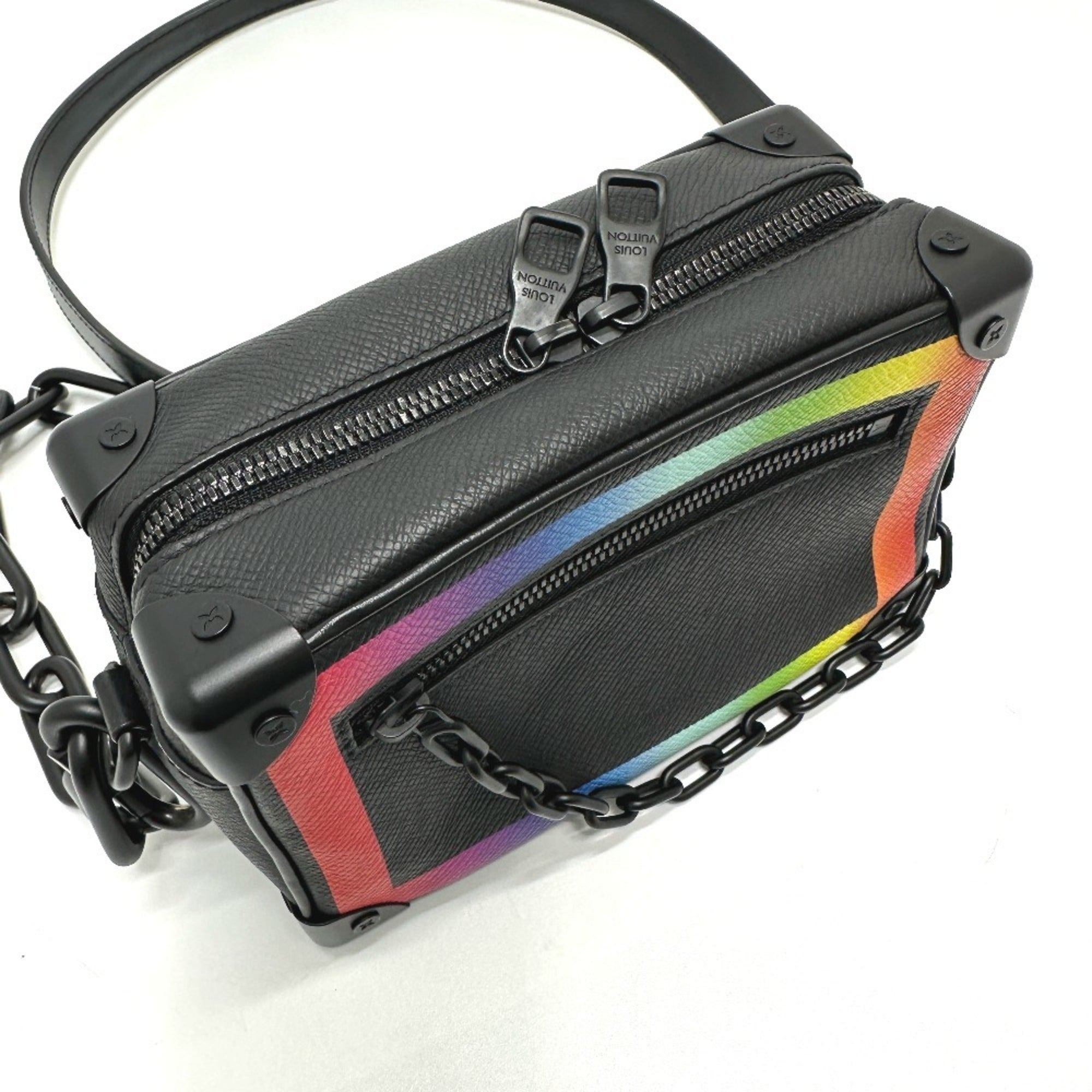 Louis Vuitton Taiga Black Taiga Leather Shoulder Bag (Pre-Owned)