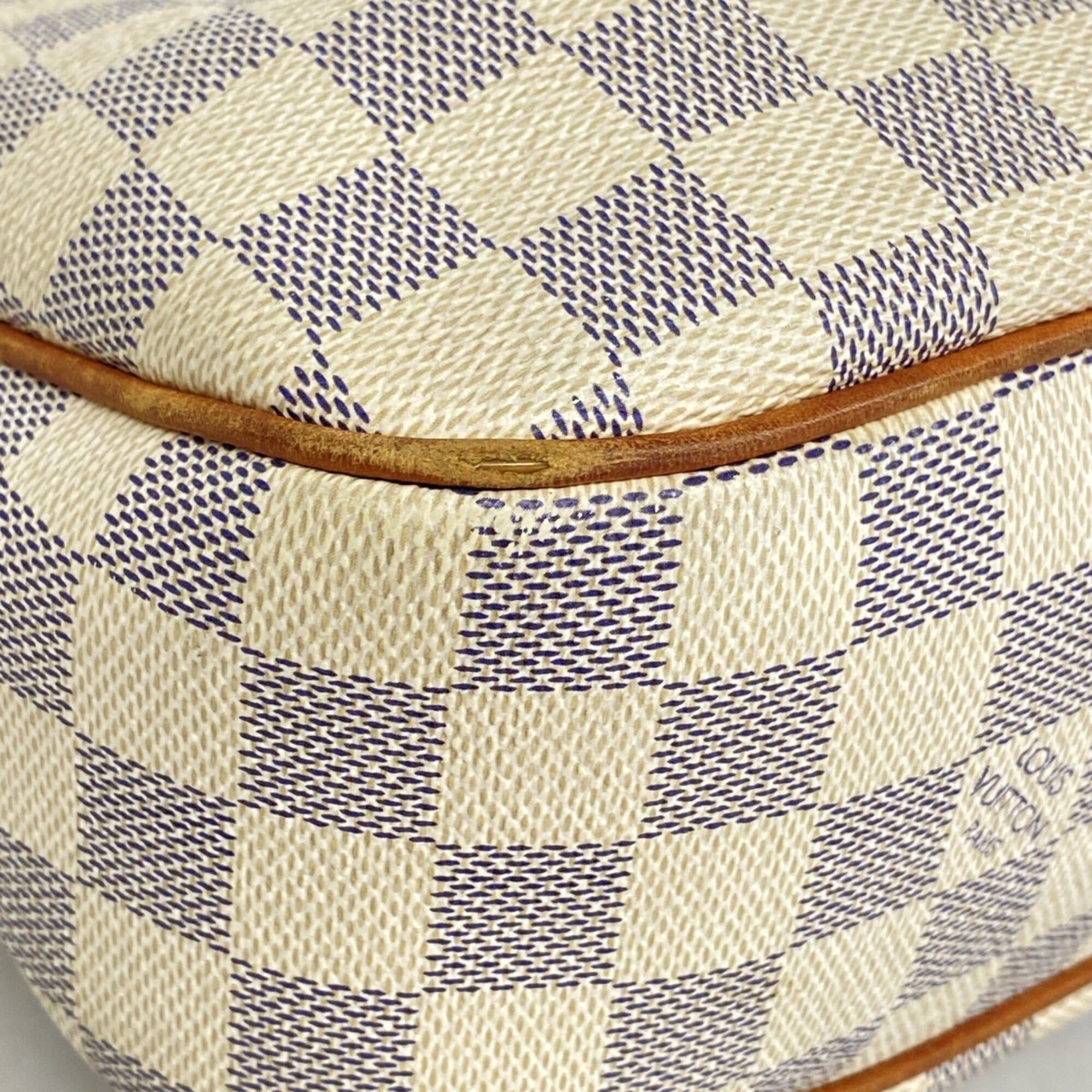 Louis Vuitton White Shoulder Bag (Pre-Owned)