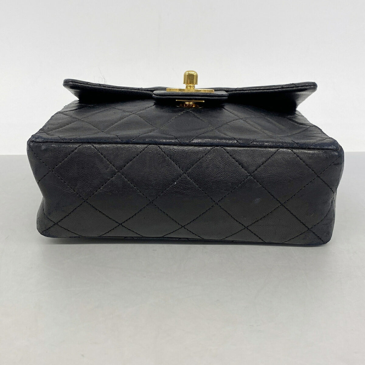 Chanel Black Leather Shoulder Bag (Pre-Owned)