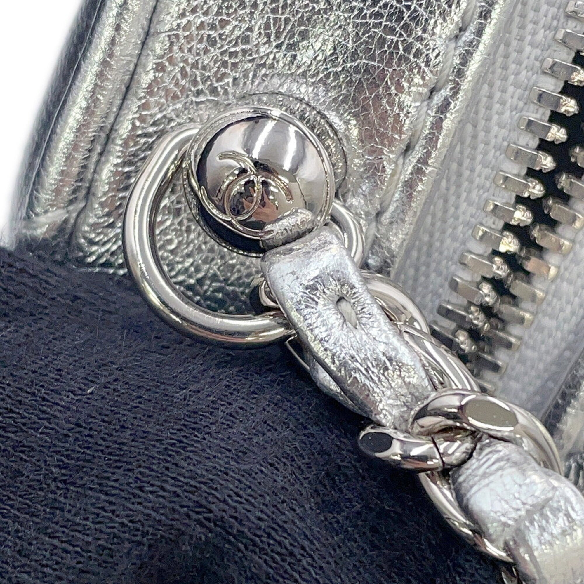 Chanel Silver Leather Handbag Shoulder Bag (Pre-Owned)