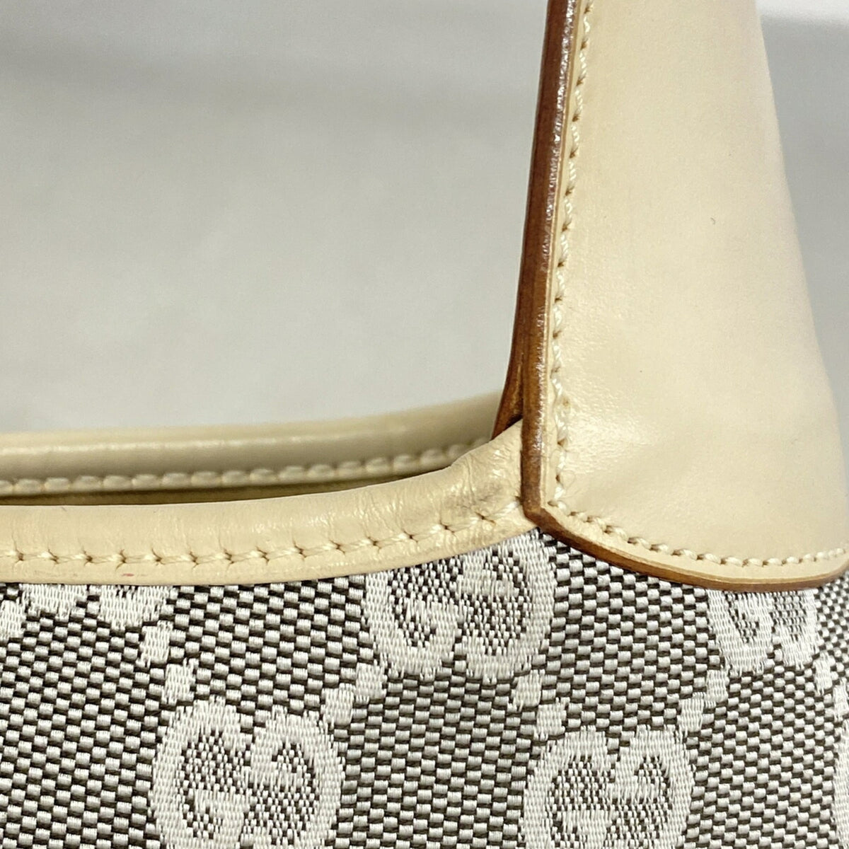 Gucci Gray Ivory Canvas Shoulder Bag (Pre-Owned)