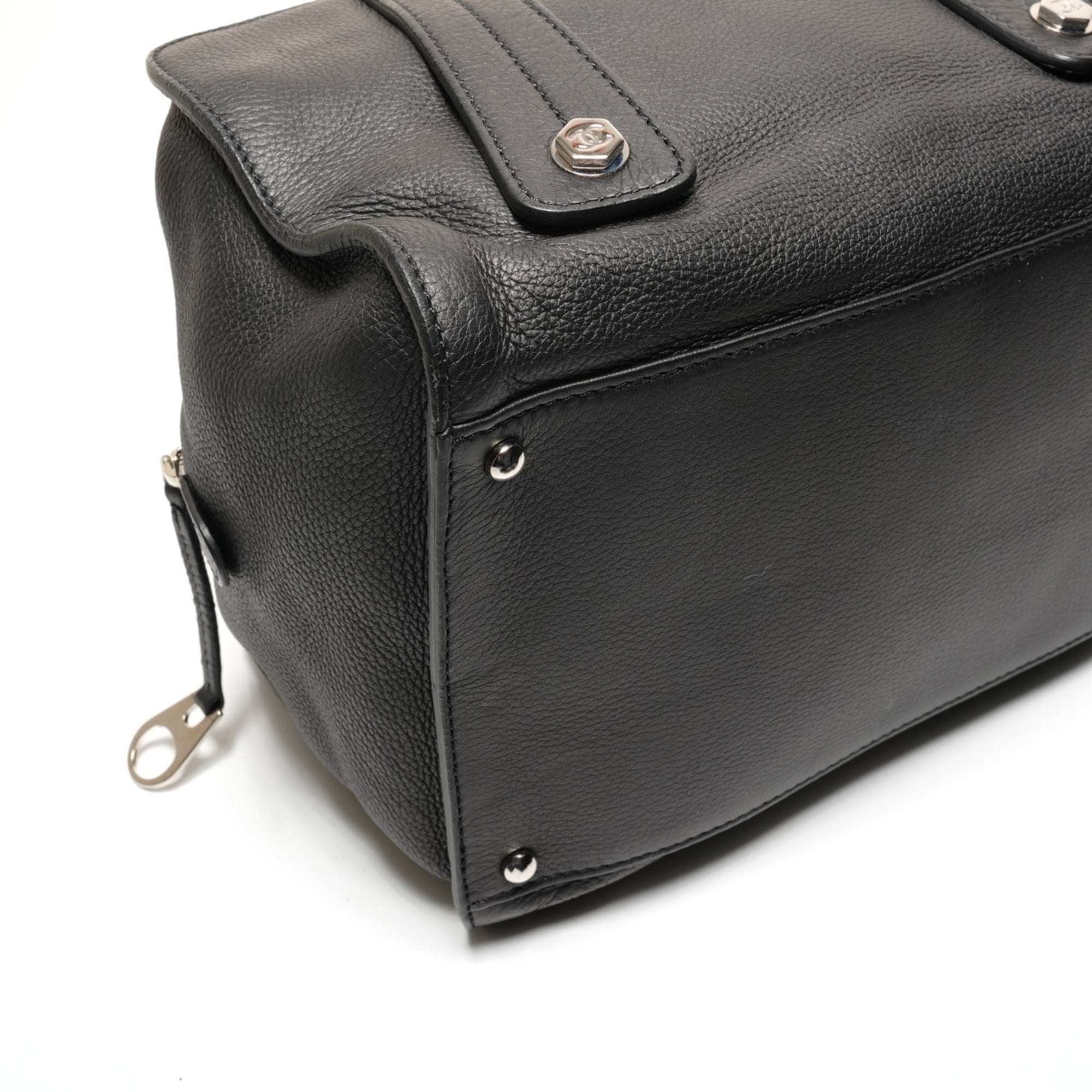 Chanel Black Leather Handbag (Pre-Owned)