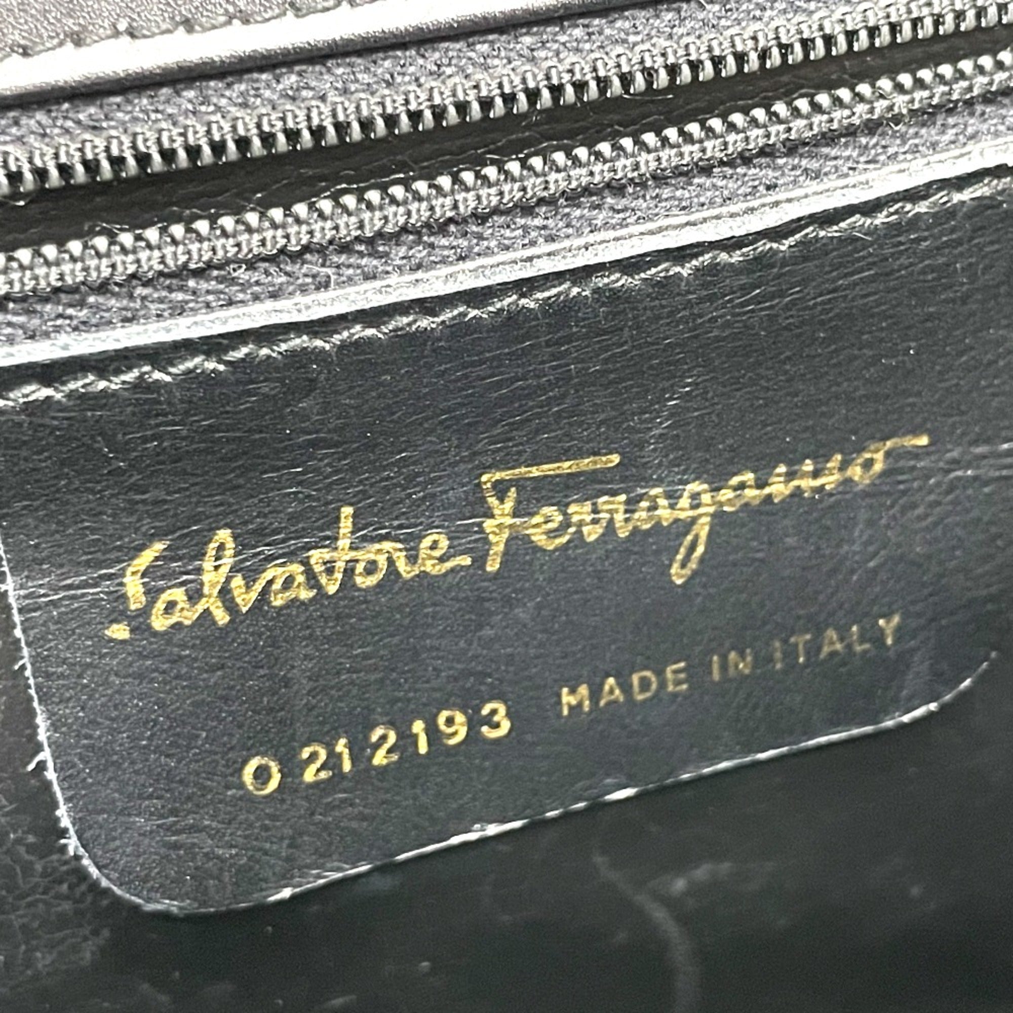 Salvatore Ferragamo Black Leather Shoulder Bag (Pre-Owned)