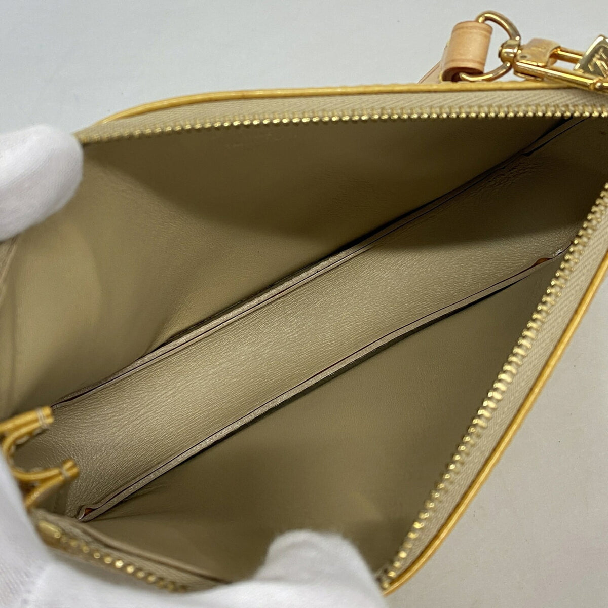 Louis Vuitton Beige Pouch (Pre-Owned)