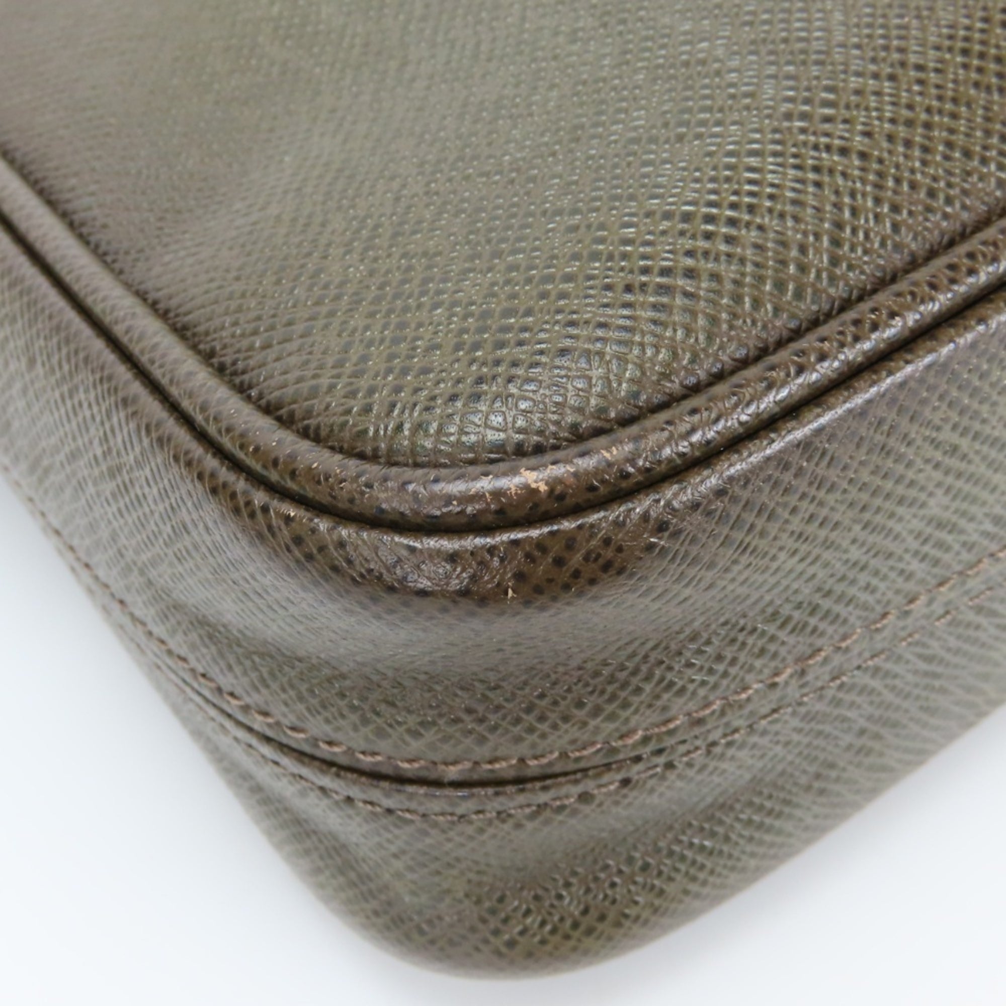 Louis Vuitton Taiga Brown Grizzly Taiga Leather Shoulder Bag (Pre-Owned)