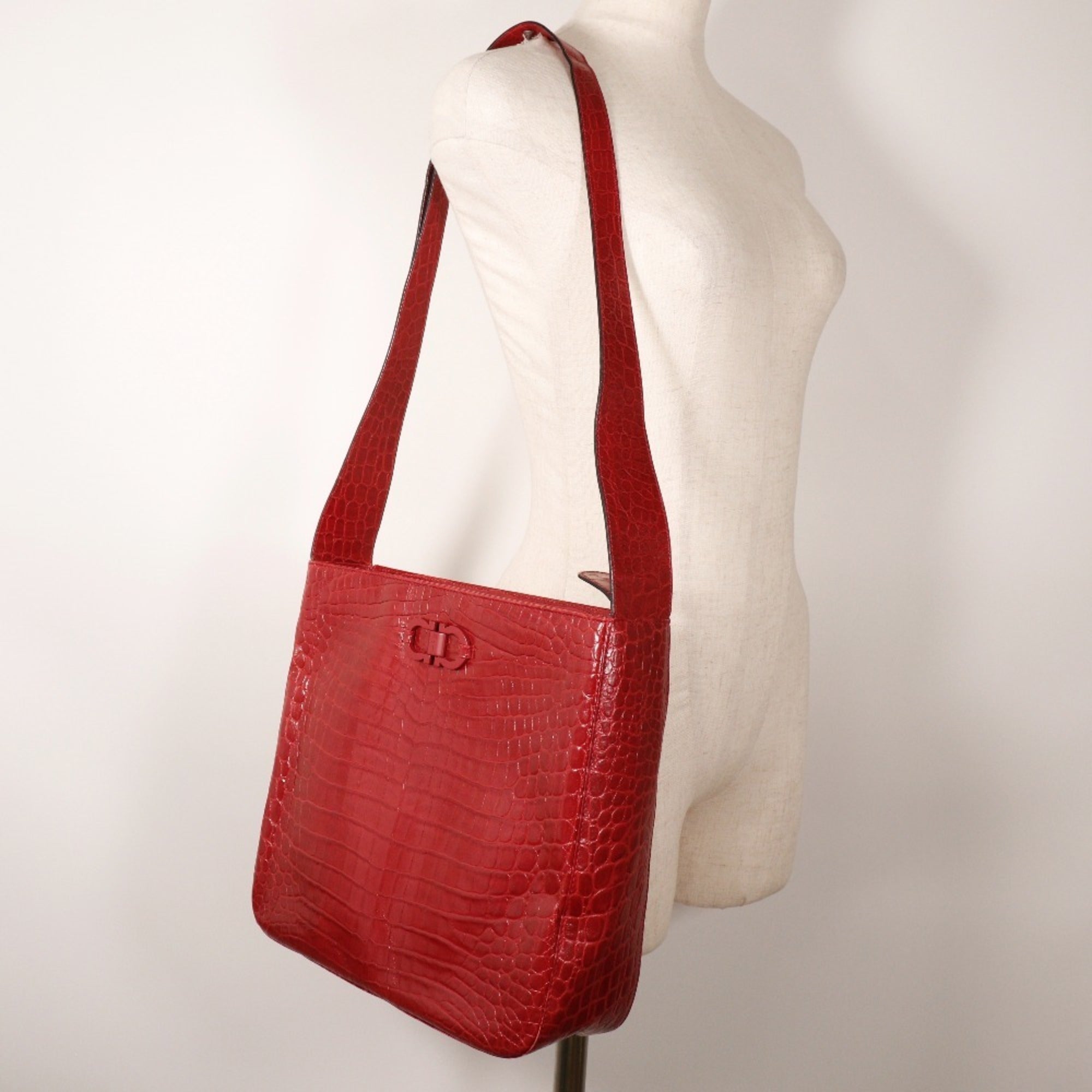 Salvatore Ferragamo Red Color Leather Shoulder Bag (Pre-Owned)