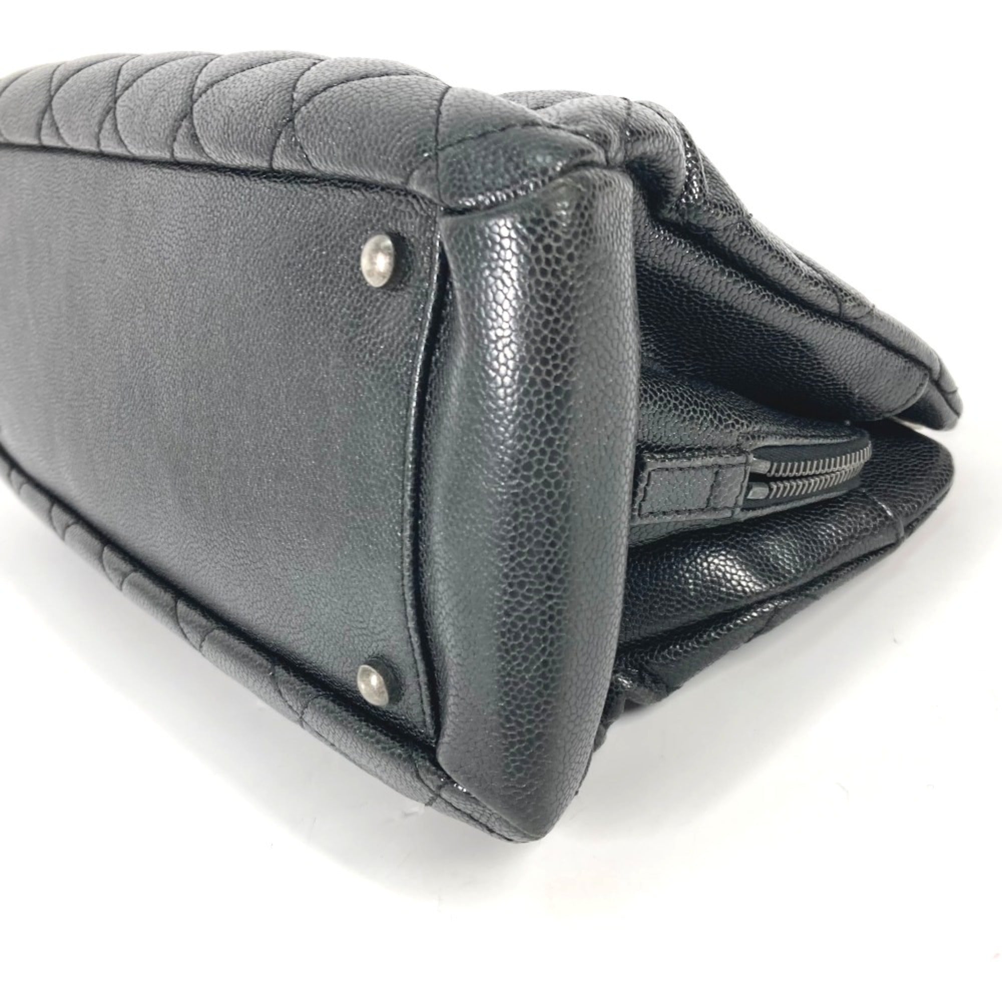 Chanel Black Leather Shoulder Bag (Pre-Owned)