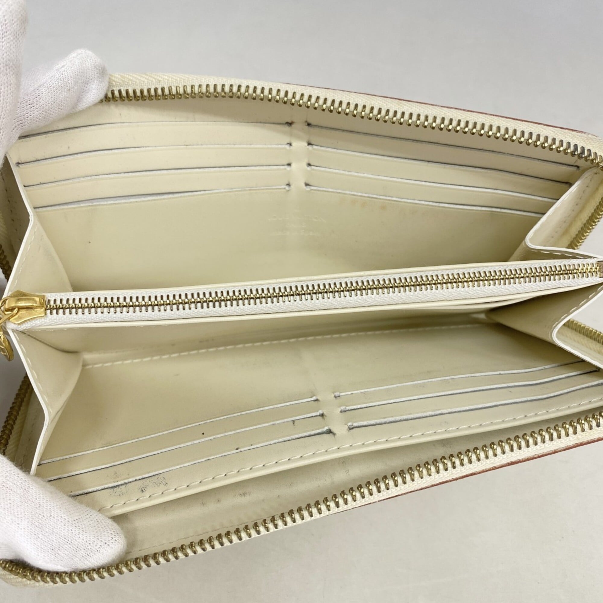 Louis Vuitton Blanc Long Wallet (Bi-Fold) (Pre-Owned)