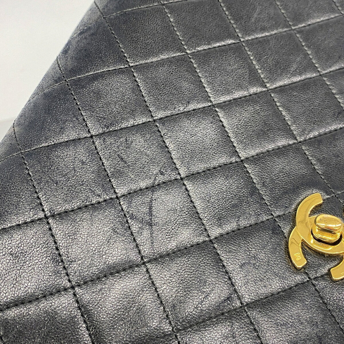 Chanel Black Leather Shoulder Bag (Pre-Owned)