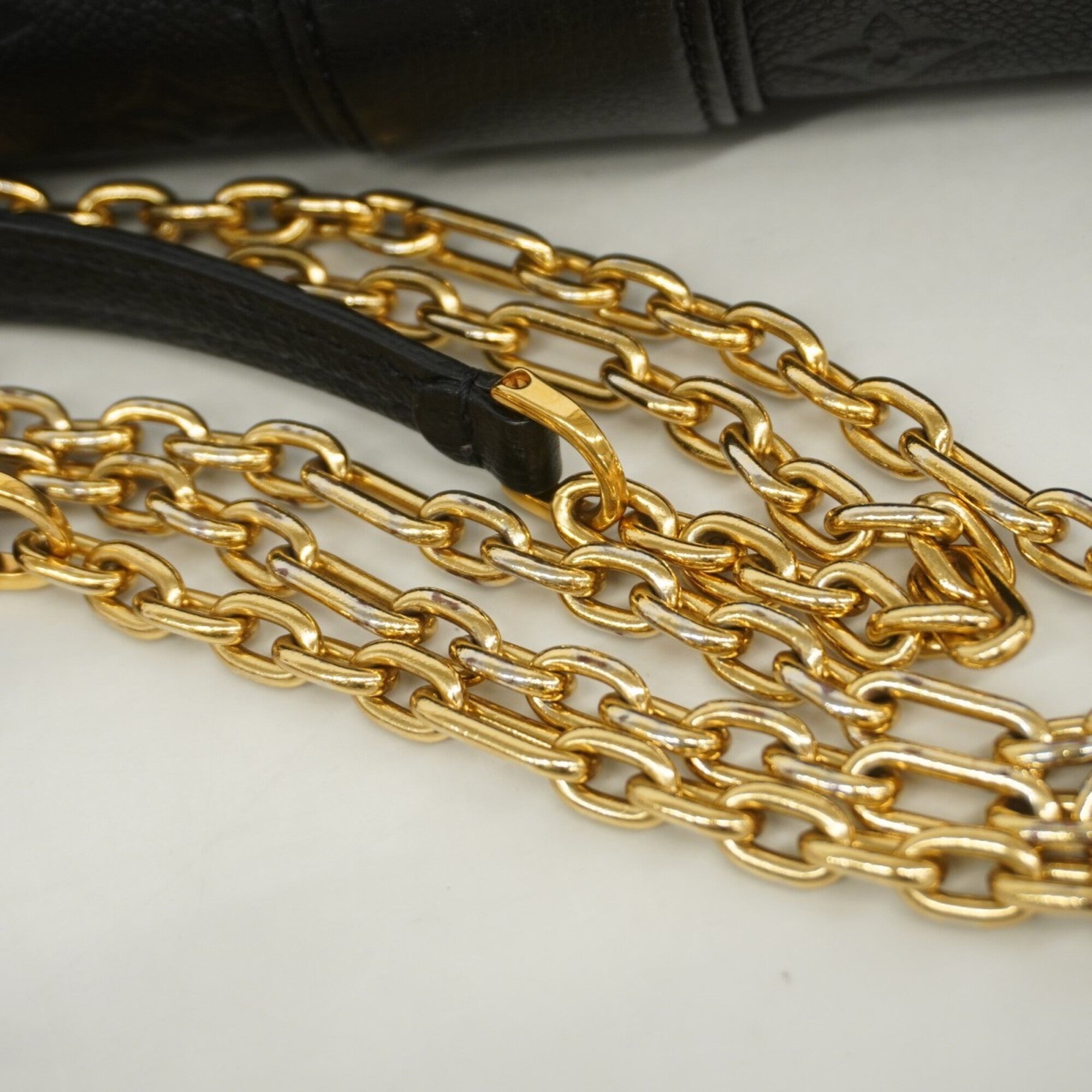 Louis Vuitton Noir Shoulder Bag (Pre-Owned)