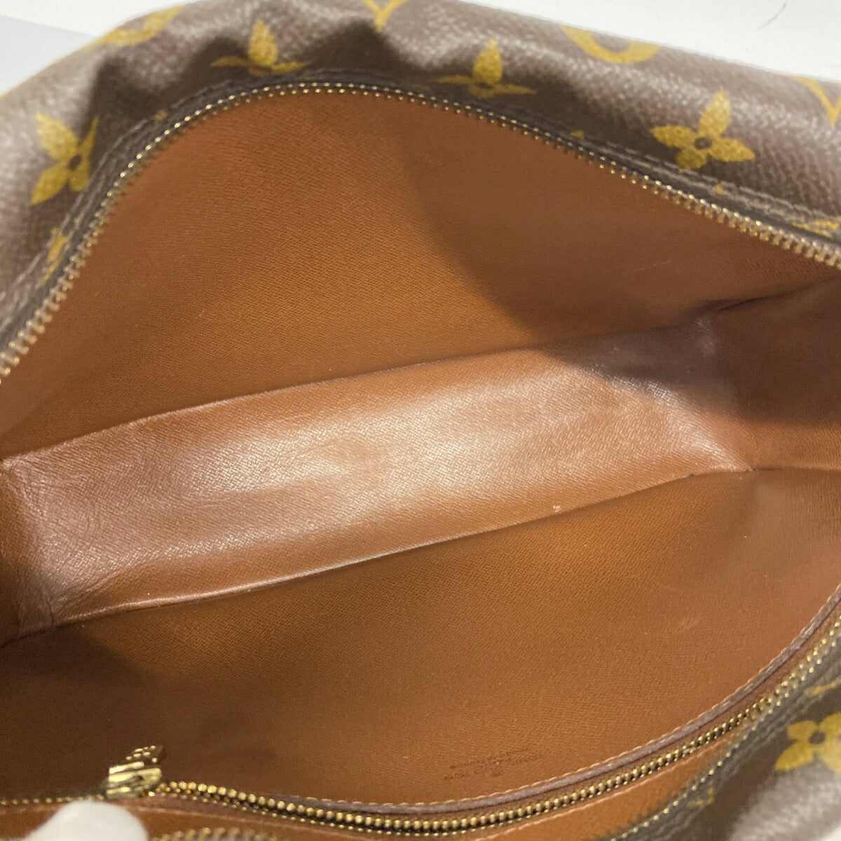 Louis Vuitton Brown Shoulder Bag (Pre-Owned)