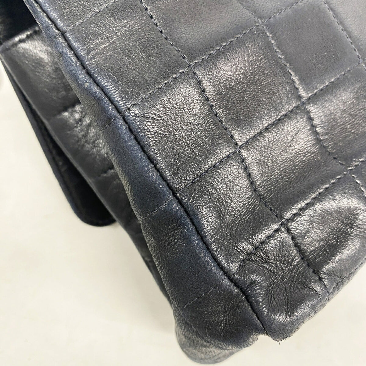 Chanel Black Leather Shoulder Bag (Pre-Owned)