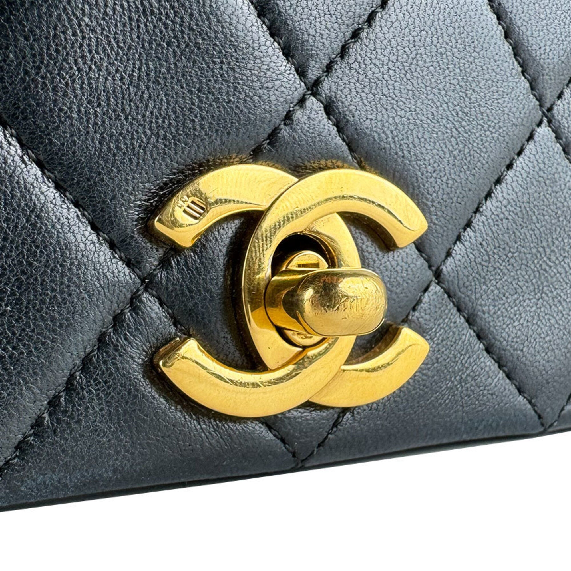 Chanel Black Leather Shoulder Bag (Pre-Owned)