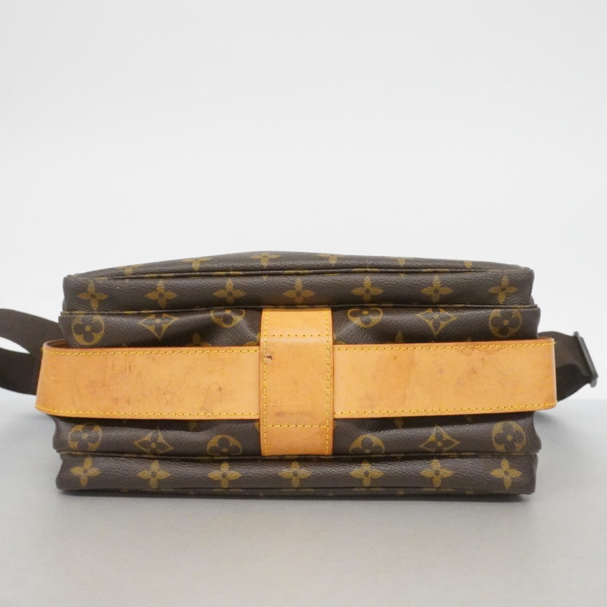 Louis Vuitton Brown Shoulder Bag (Pre-Owned)
