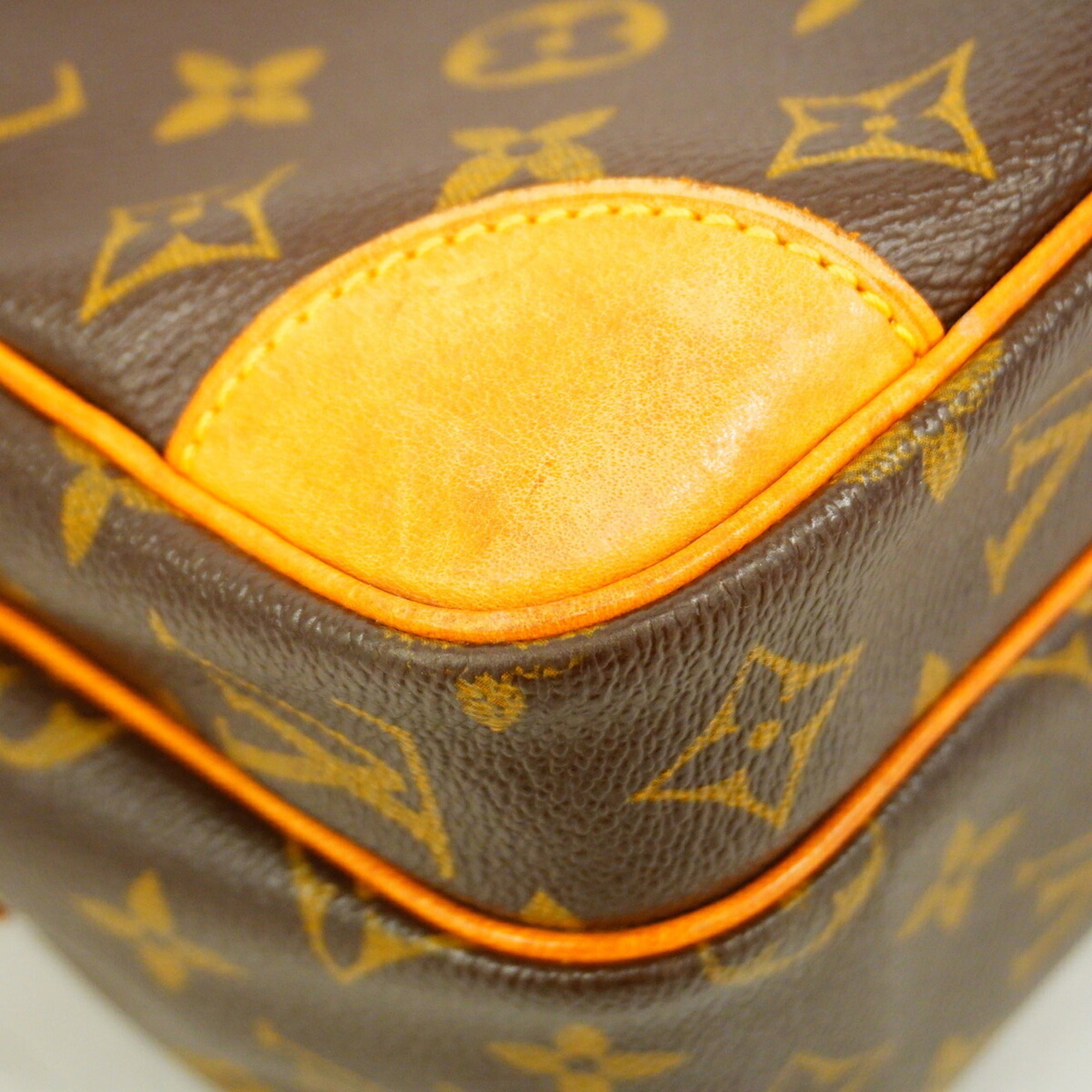 Louis Vuitton Brown Shoulder Bag (Pre-Owned)