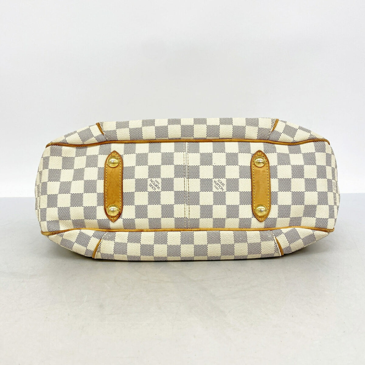Louis Vuitton White Shoulder Bag (Pre-Owned)