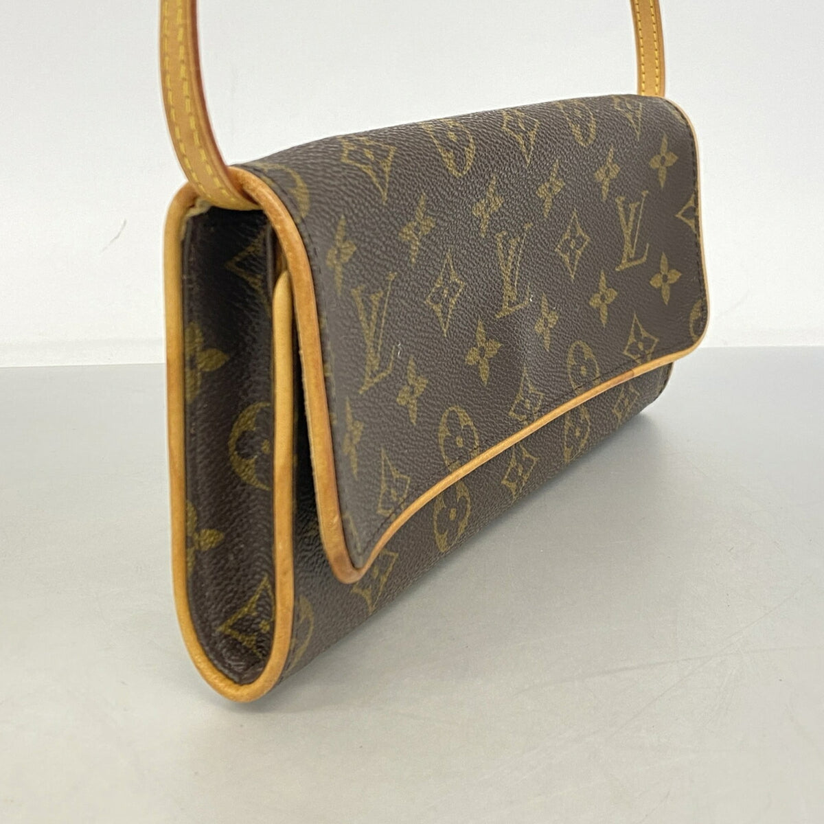 Louis Vuitton Brown Shoulder Bag (Pre-Owned)