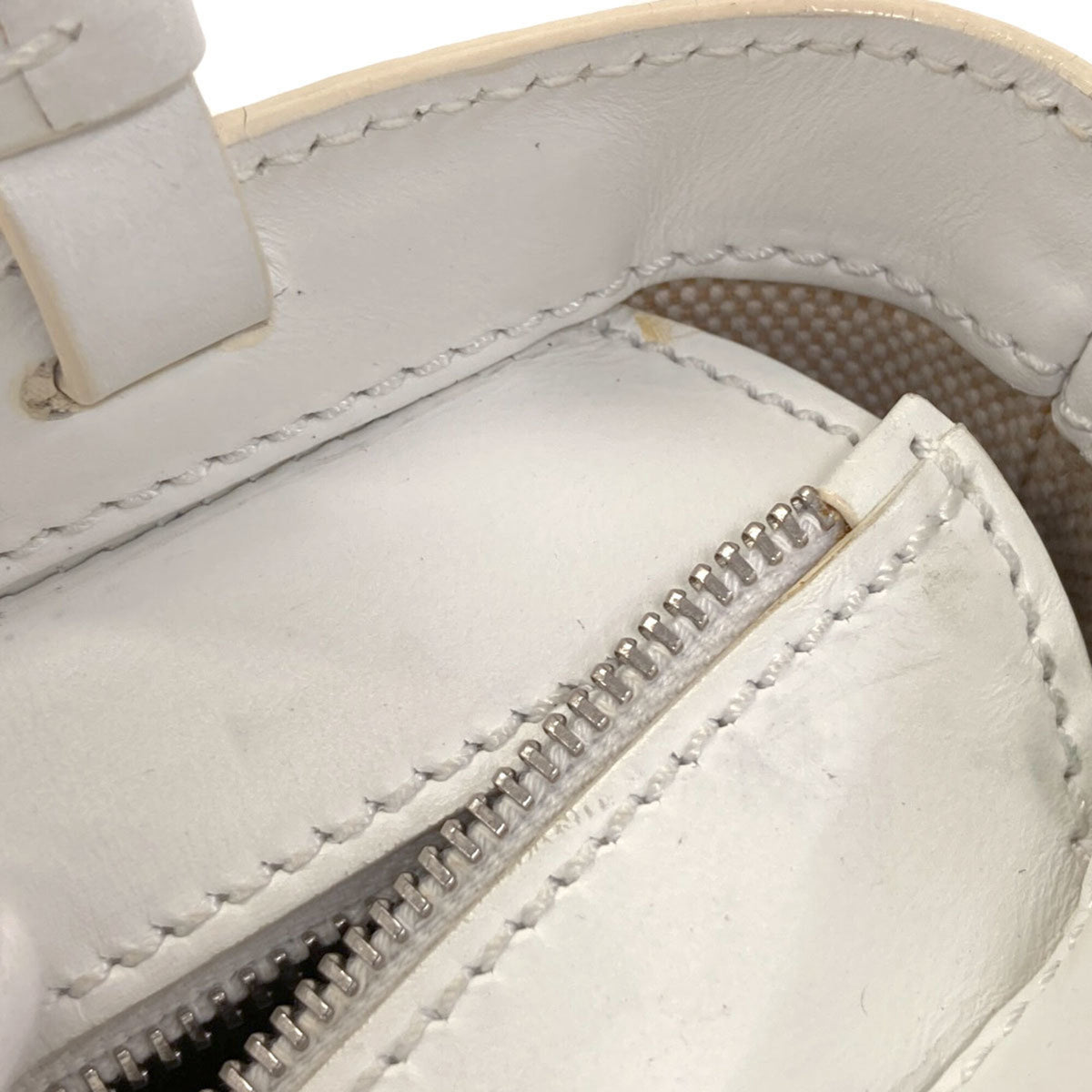 Tod's White Leather Handbag (Pre-Owned)