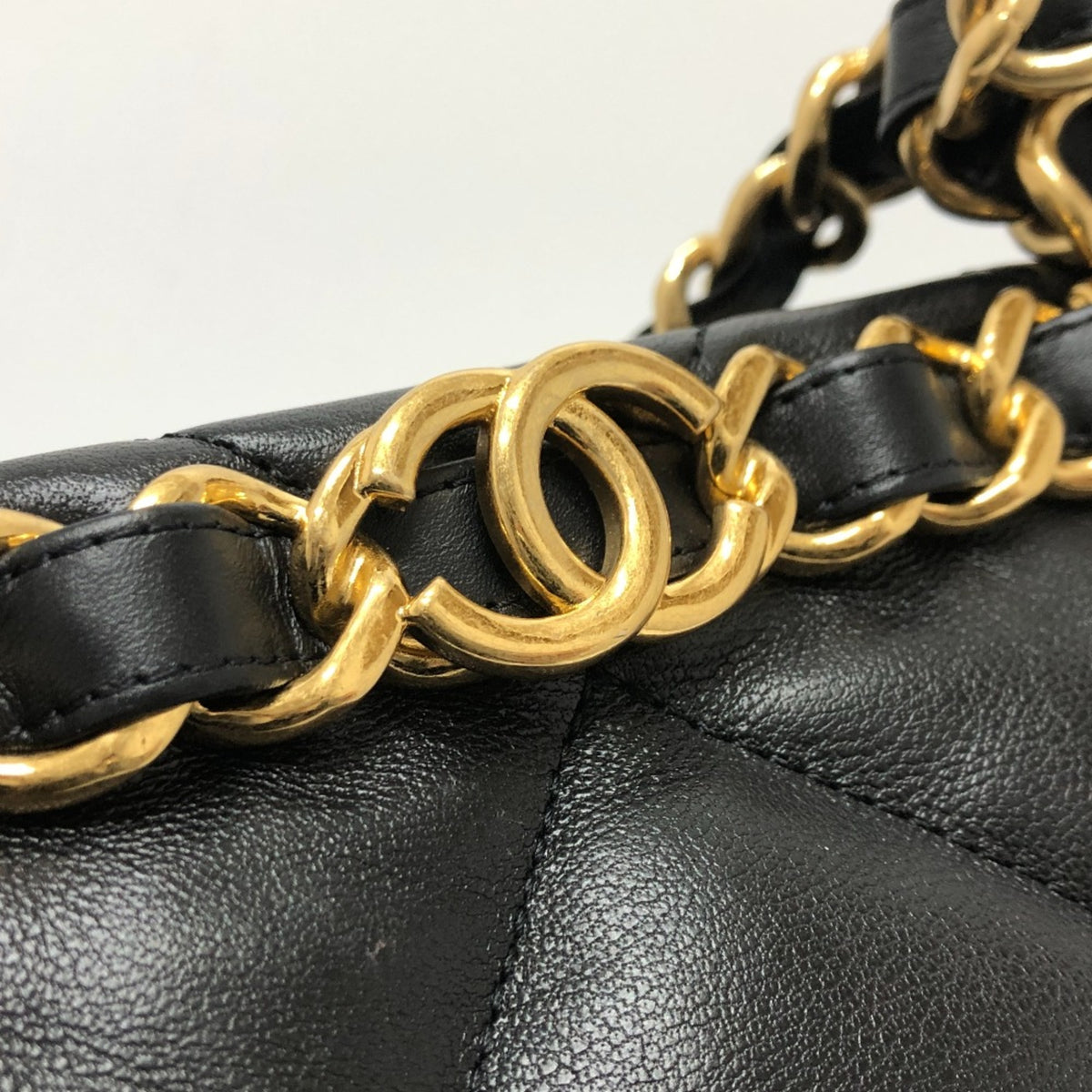 Chanel Black Leather Shoulder Bag (Pre-Owned)