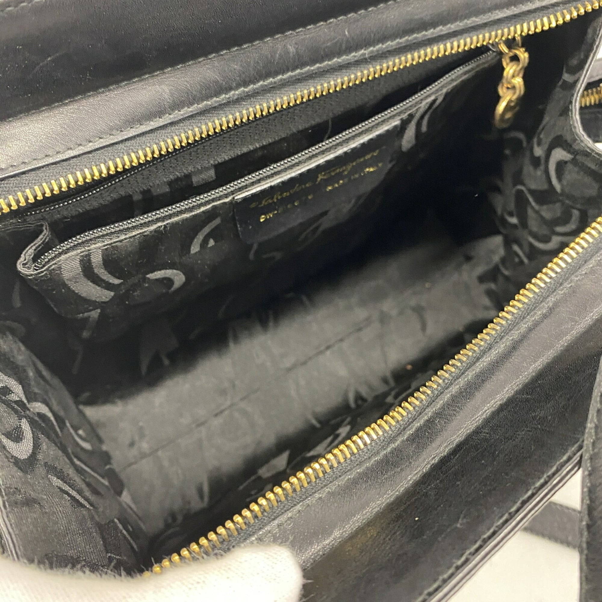 Salvatore Ferragamo Black Leather Shoulder Bag (Pre-Owned)