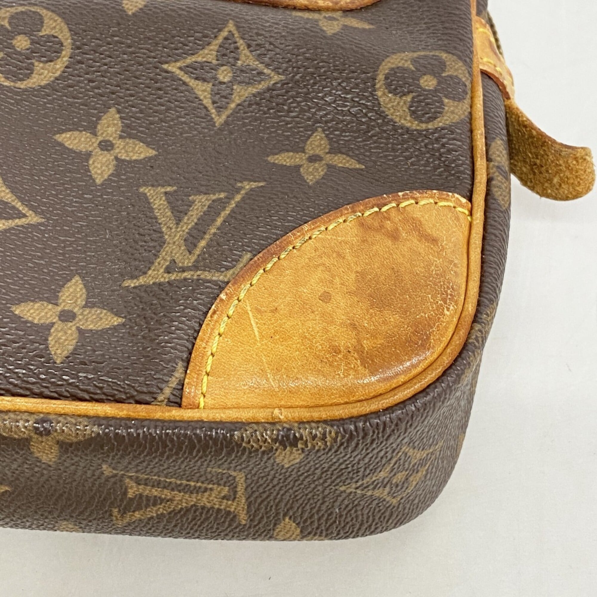 Louis Vuitton Brown Clutch Bag (Pre-Owned)