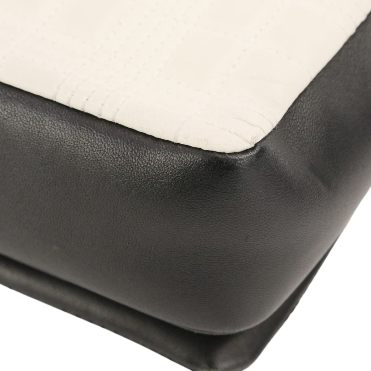Burberry Black White Quilting Shoulder Bag (Pre-Owned)