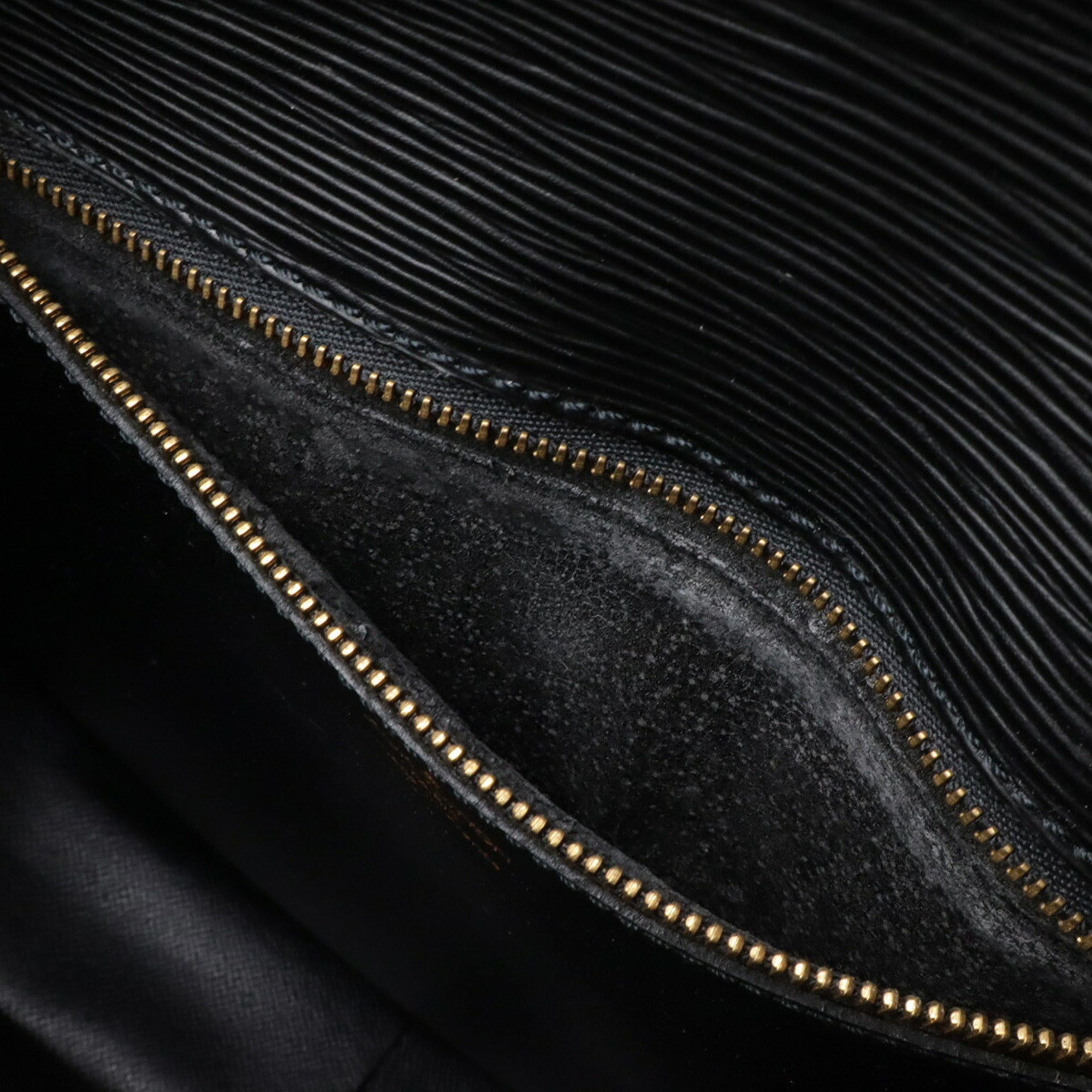 Louis Vuitton Black Noir Epi Leather Pochette Shoulder Bag (Pre-Owned)