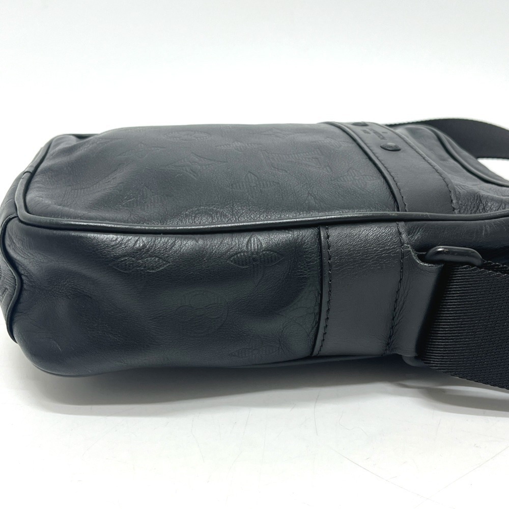 Louis Vuitton Black Leather Handbag Pochette Shoulder Bag (Pre-Owned)